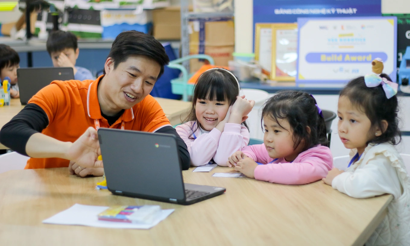 Học Lập Trình Scratch Cho Trẻ Em: Khám Phá Thế Giới Công Nghệ - FPT Education Giáo viên hỗ trợ học lập trình Scratch cho trẻ