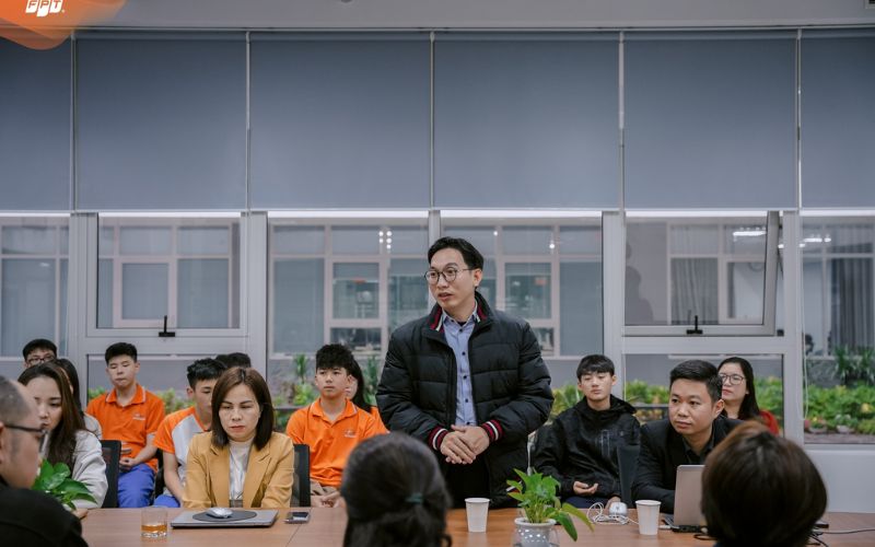 phản hồi từ đồng nghiệp để nâng cao kỹ năng lãnh đạo