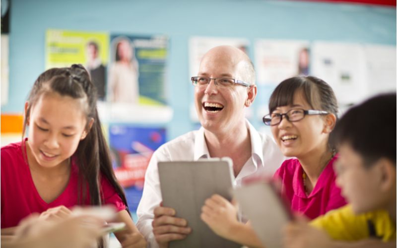 Kỹ Năng Nghe Nói Tiếng Anh Cho Học Sinh: Phương Pháp và Lợi Ích - FPT Education lợi ích của việc nghe nói tiếng Anh tốt