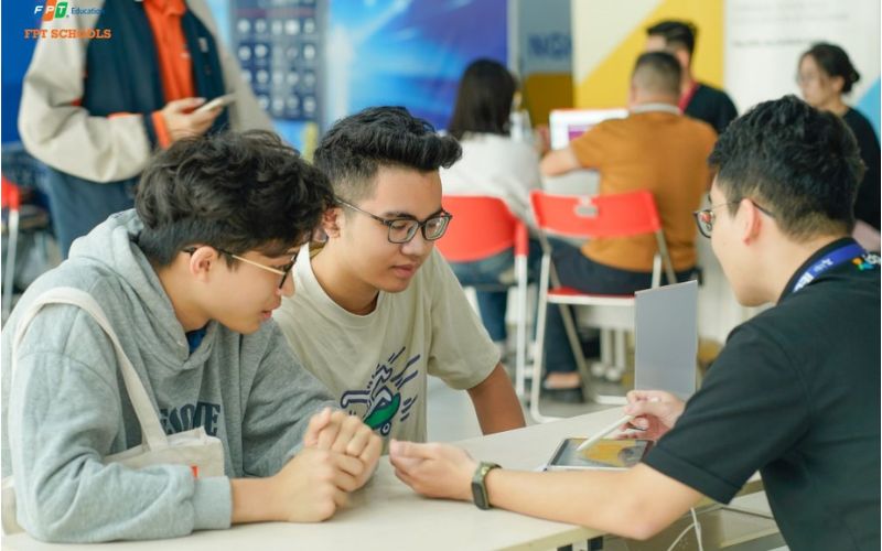 Kỹ Năng Nghe Nói Tiếng Anh Cho Học Sinh: Phương Pháp và Lợi Ích - FPT Education Môi trường phát triển kỹ năng nghe nói tiếng Anh cho học sinh