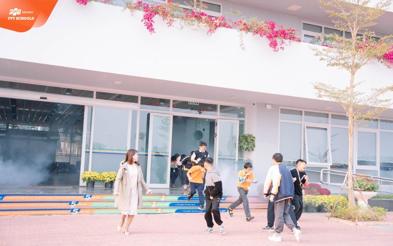 Kỹ Năng Sống Từ Bậc Tiểu Học: Hướng Dẫn Phát Triển Toàn Diện Cho Trẻ - FPT Education mô phỏng tình huống trong phát triển Kỹ năng sống từ bậc tiểu học