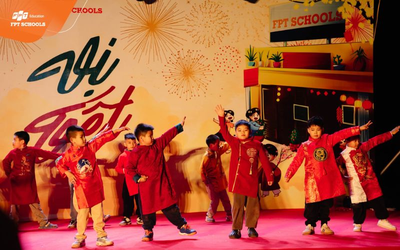 Kỹ Năng Sống Từ Bậc Tiểu Học: Hướng Dẫn Phát Triển Toàn Diện Cho Trẻ - FPT Education hoạt động nhóm giúp phát triển kỹ năng giao tiếp trong cuộc sống