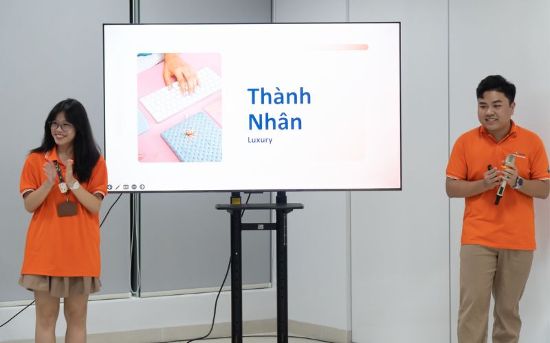 Kỹ Năng Thuyết Trình Cho Học Sinh: 3 Bước Chuẩn Bị Cơ Bản - FPT Education sử dụng hình ảnh và video trong khi thuyết trình