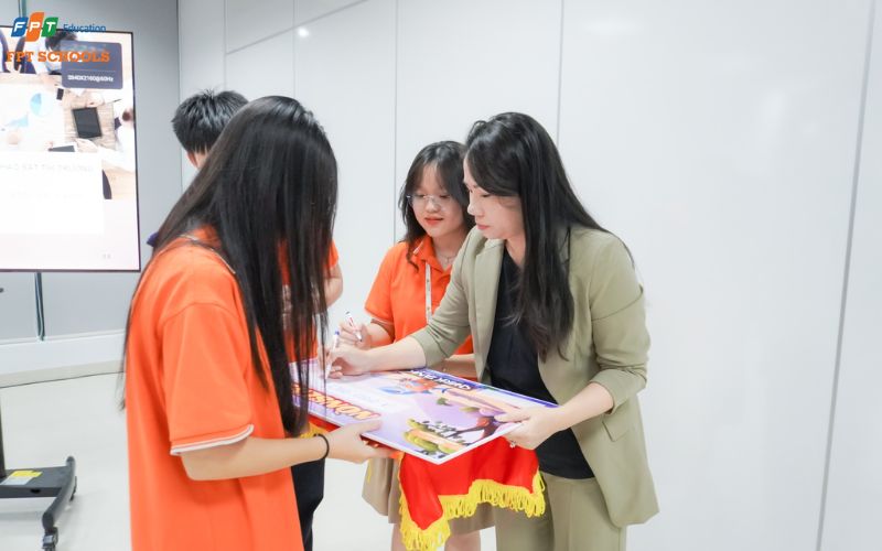 Kỹ Năng Thuyết Trình Cho Học Sinh: 3 Bước Chuẩn Bị Cơ Bản - FPT Education tương tác với khán giả để nâng cao kỹ năng thuyết trình