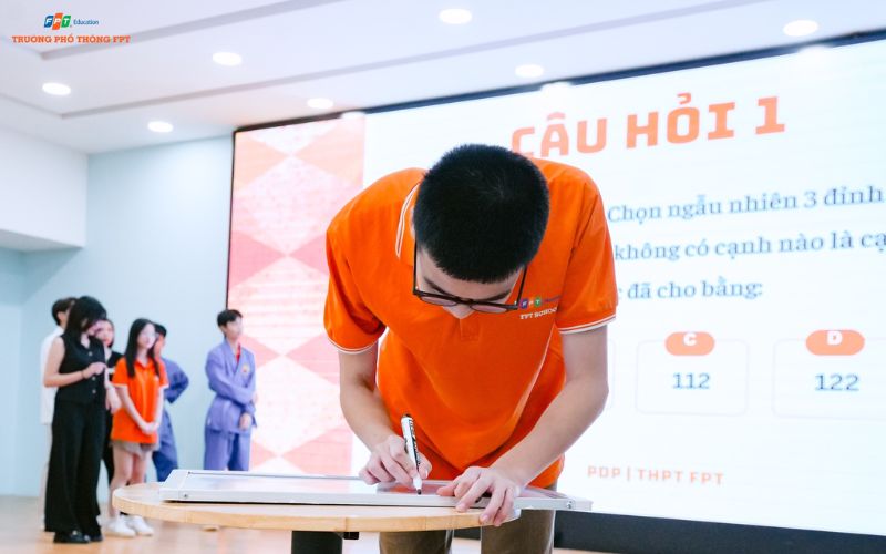 Kỹ Năng Thuyết Trình Cho Học Sinh: 3 Bước Chuẩn Bị Cơ Bản - FPT Education đối mặt với câu hỏi trong khi thuyết trình
