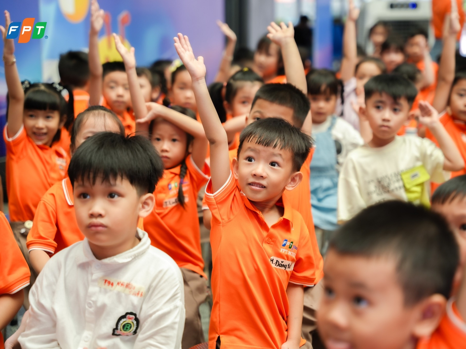 Kỹ Năng Thuyết Trình Cho Học Sinh: 3 Bước Chuẩn Bị Cơ Bản - FPT Education Sử dụng các công cụ hỗ trợ thuyết trình