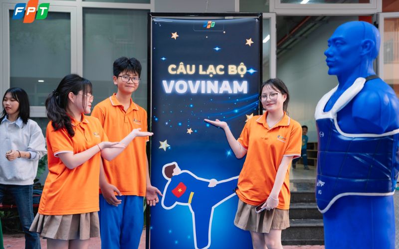 Phát Triển Kỹ Năng Tự Tin Cho Học Sinh: 4 Phương Pháp Hiệu Quả - FPT Education hoạt động nhóm giúp phát triển kỹ năng tự tin cho học sinh