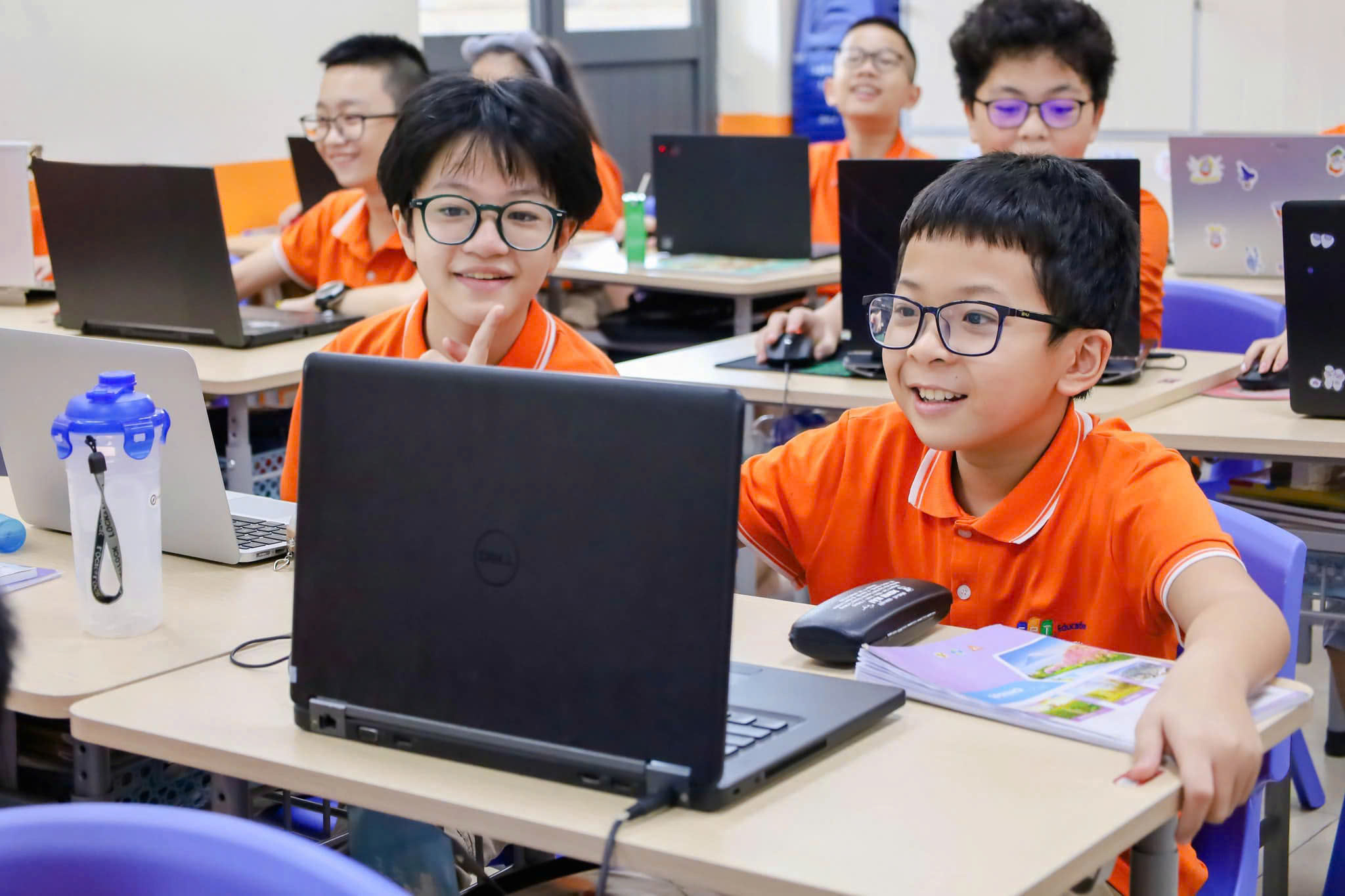 Học sinh FPT: Tiếp cận AI và hình thành tư duy công nghệ ngay từ lớp 1 - FPT Education Học sinh FPT: Tiếp cận AI và hình thành tư duy công nghệ ngay từ lớp 1 | FPT Schools