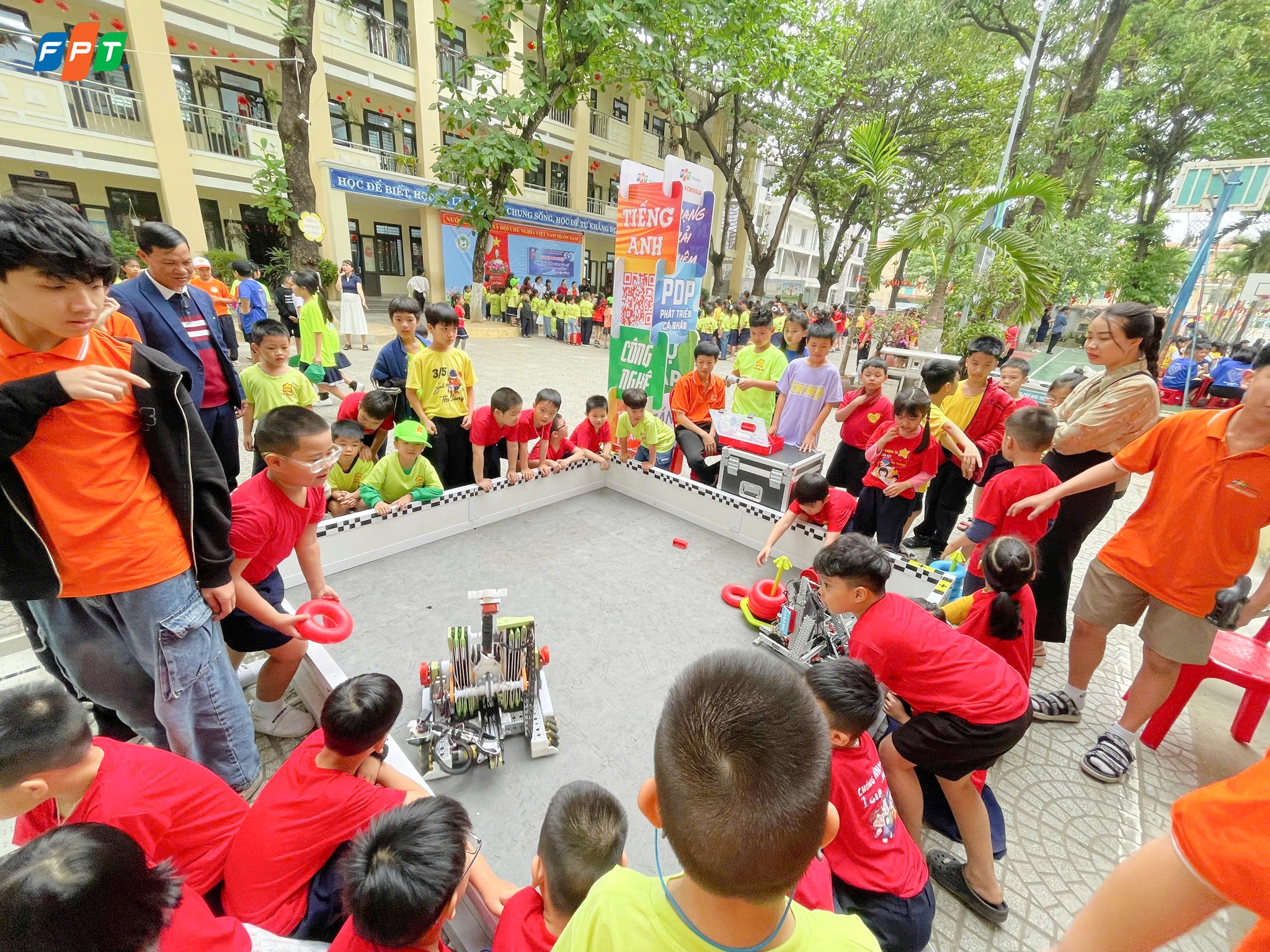FPT Schools Đà Nẵng Lan Tỏa Tinh Thần STEM và Robotics Tới Học Sinh Tiểu Học Trên Địa Bàn Thành Phố - FPT Education Học sinh được làm quen với các loại robot giáo dục nổi tiếng toàn cầu – những công cụ được thiết kế chuyên biệt cho chương trình STEM.