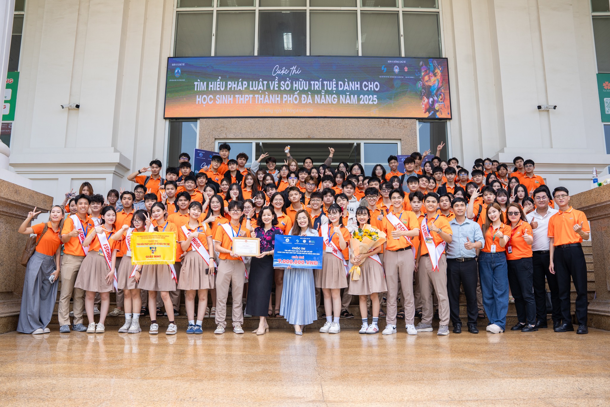 Cô trò FPT School Đà Nẵng và các giải thưởng sau cuộc thi