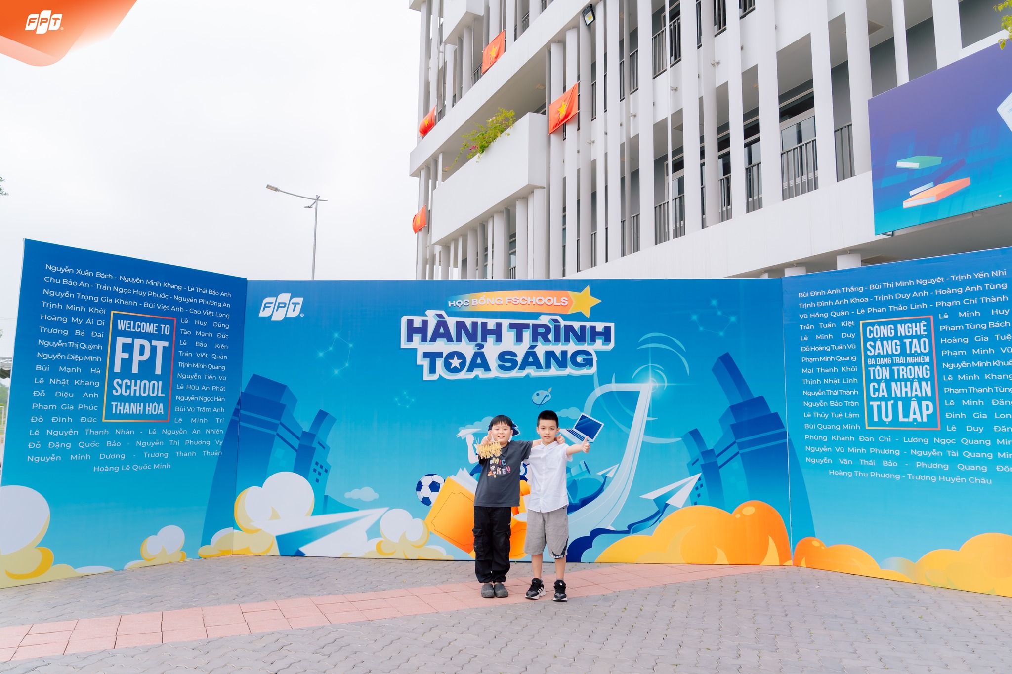 "FSchools - Hành trình toả sáng" khơi mở tiềm năng, đồng hành ước mơ học tập - FPT Education Bạn Hoàng Lê Quốc Minh (bên phải) tham dự vòng phỏng vấn học bổng “FSchools - Hành trình toả sáng” tại FPT School Thanh Hoá
