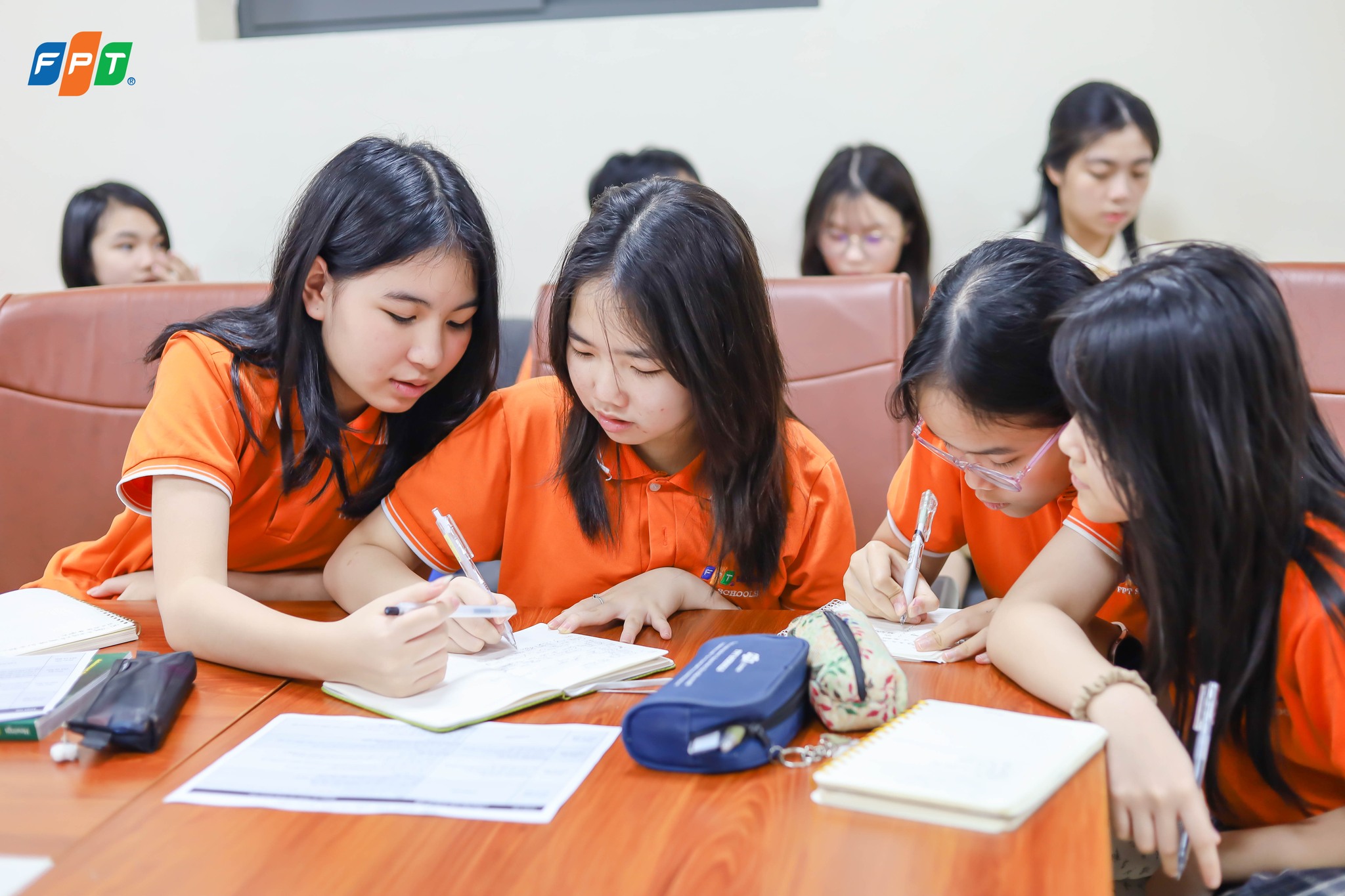 Đấu trường tranh biện 2025: 12 đội thi FPT School Cầu Giấy sẵn sàng chinh phục bán kết - FPT Education Tinh thần đồng đội được thể hiện qua các minigame