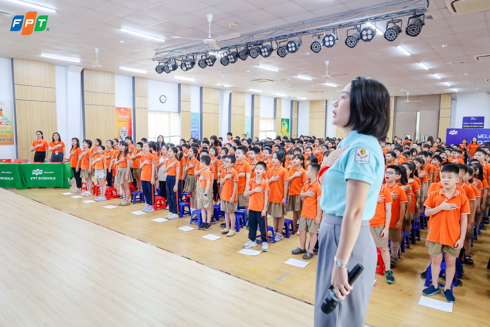 FPT School Cầu Giấy Tự hào mang trên vai khăn quàng đỏ của Đội viên - FPT Education fpt school cầu giấy