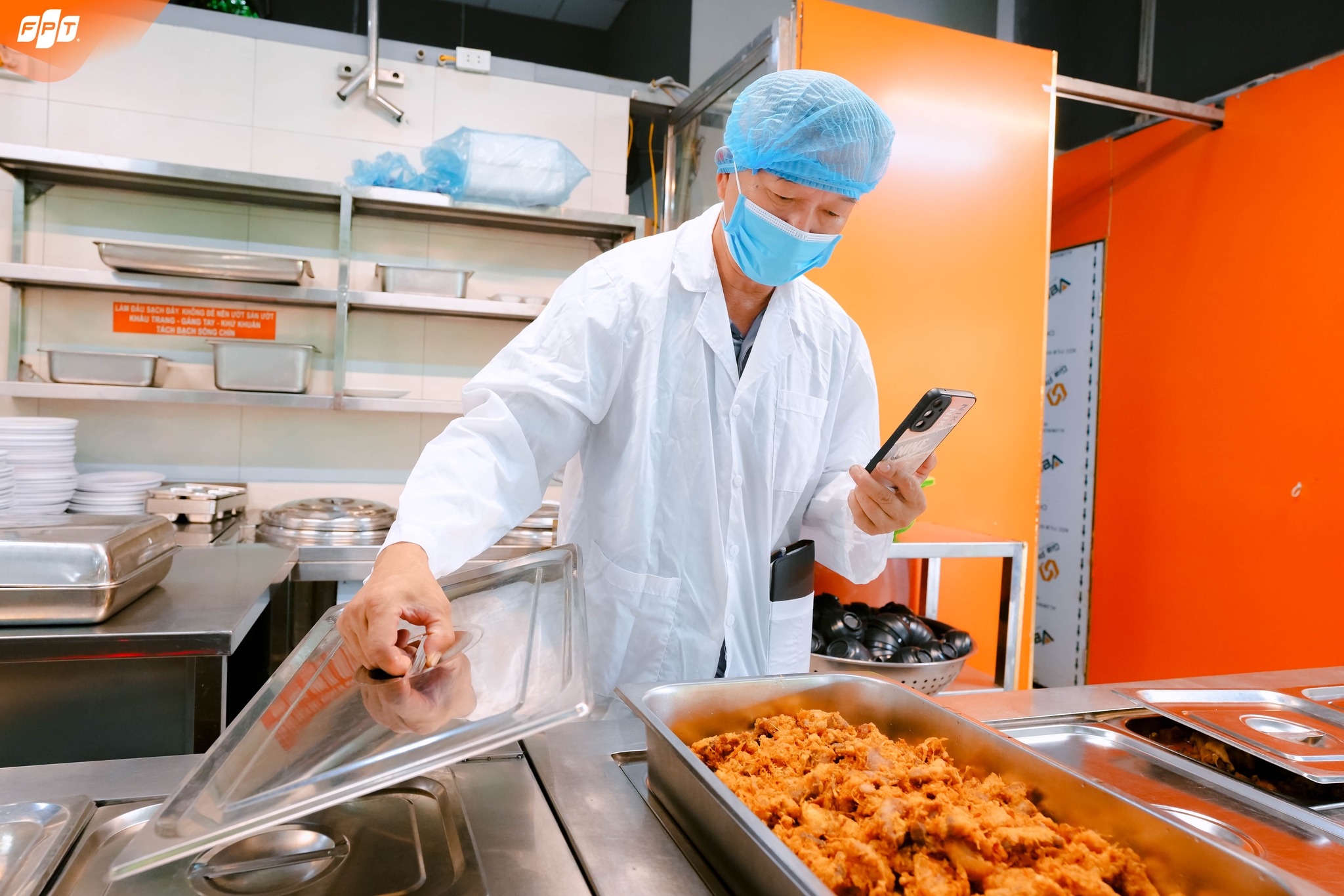 Phụ huynh trực tiếp kiểm tra bếp ăn và cơ sở y tế tại FSchool Hòa Lạc | FPT Schools