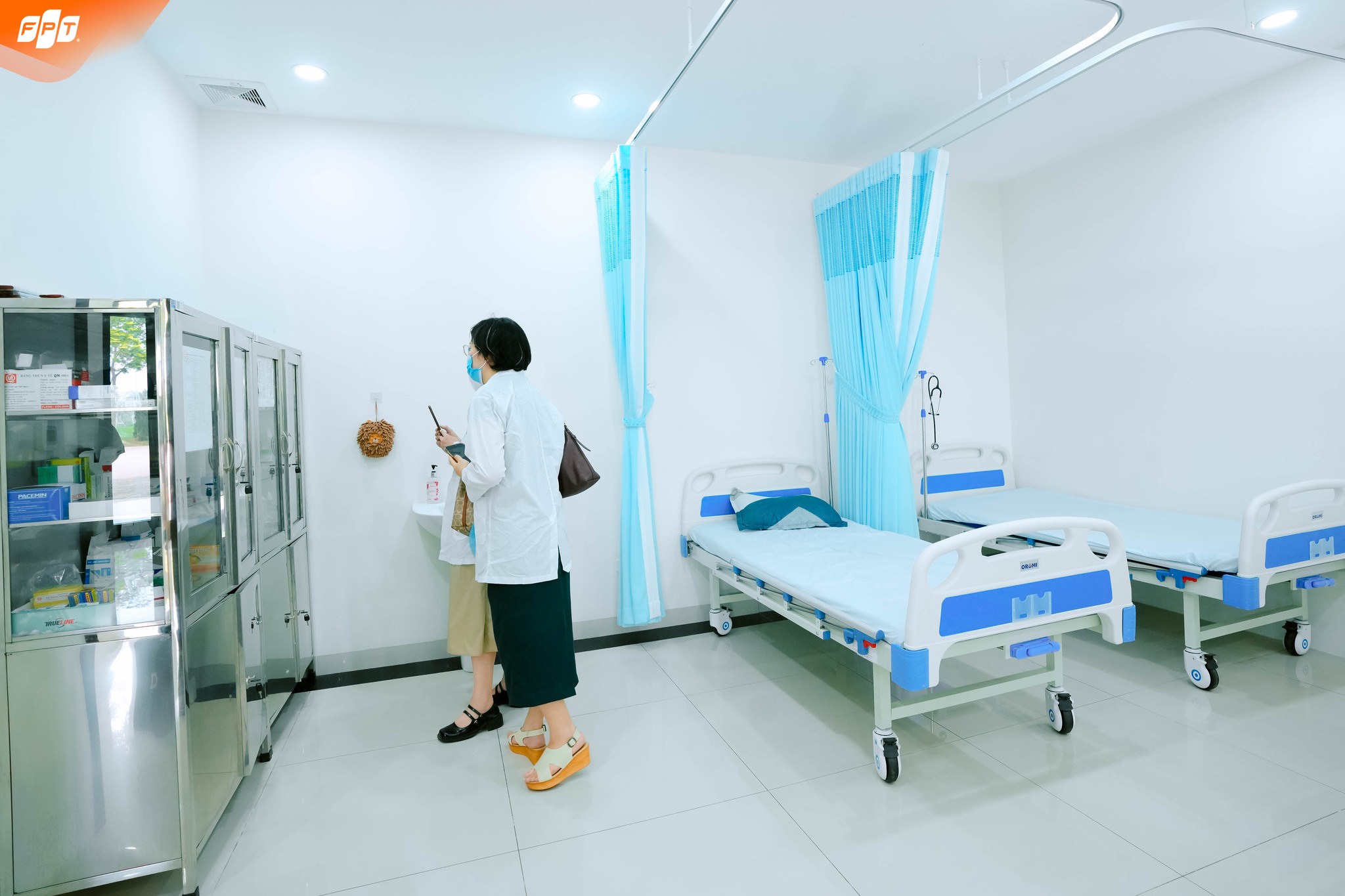 Phụ huynh trực tiếp kiểm tra bếp ăn và cơ sở y tế tại FSchool Hòa Lạc | FPT Schools