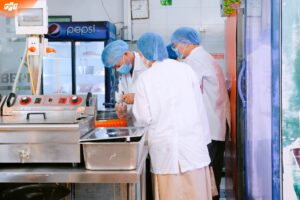 Phụ huynh trực tiếp kiểm tra bếp ăn và cơ sở y tế tại FSchool Hòa Lạc - FPT Education fschool hoa lac