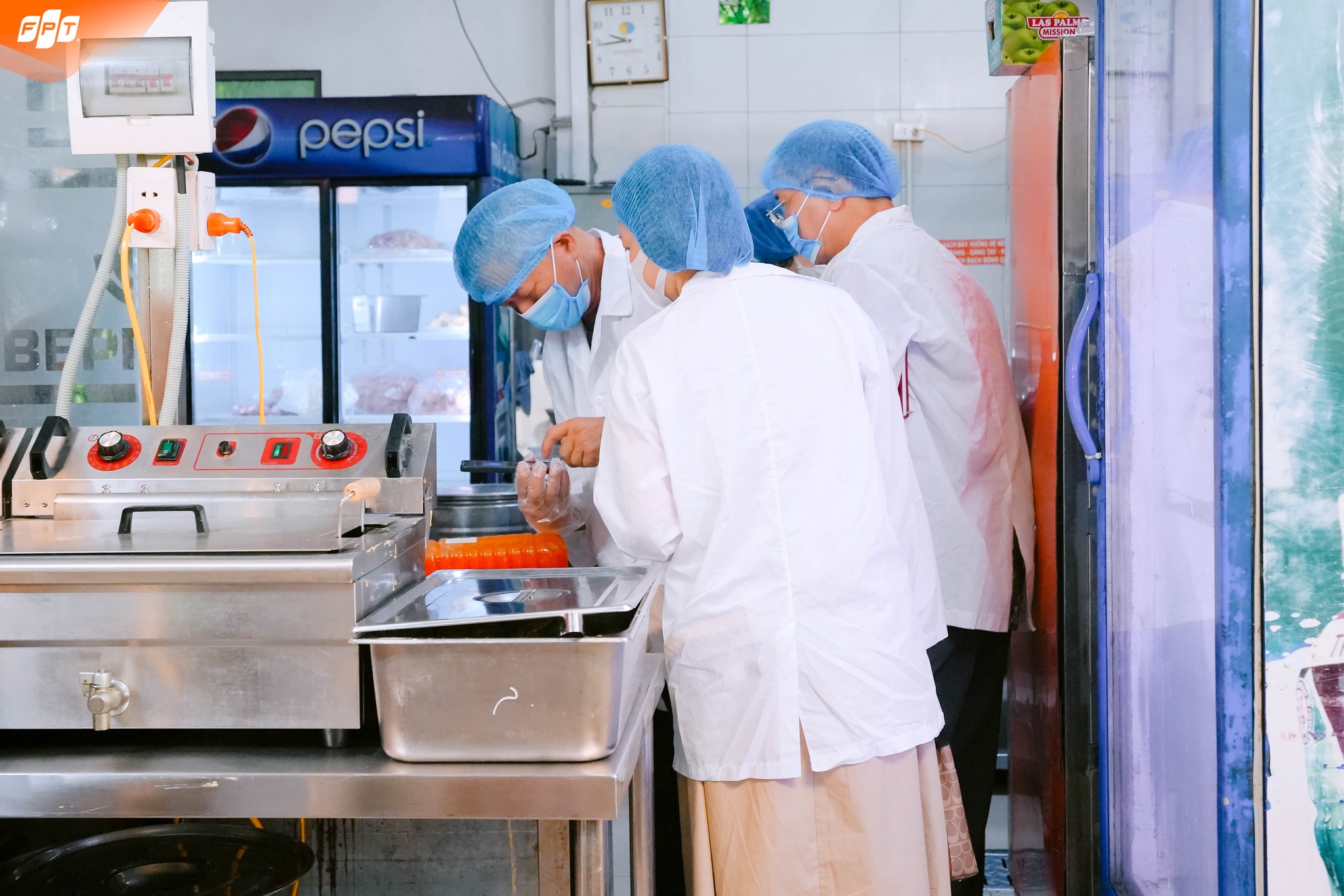 Phụ huynh trực tiếp kiểm tra bếp ăn và cơ sở y tế tại FSchool Hòa Lạc | FPT Schools