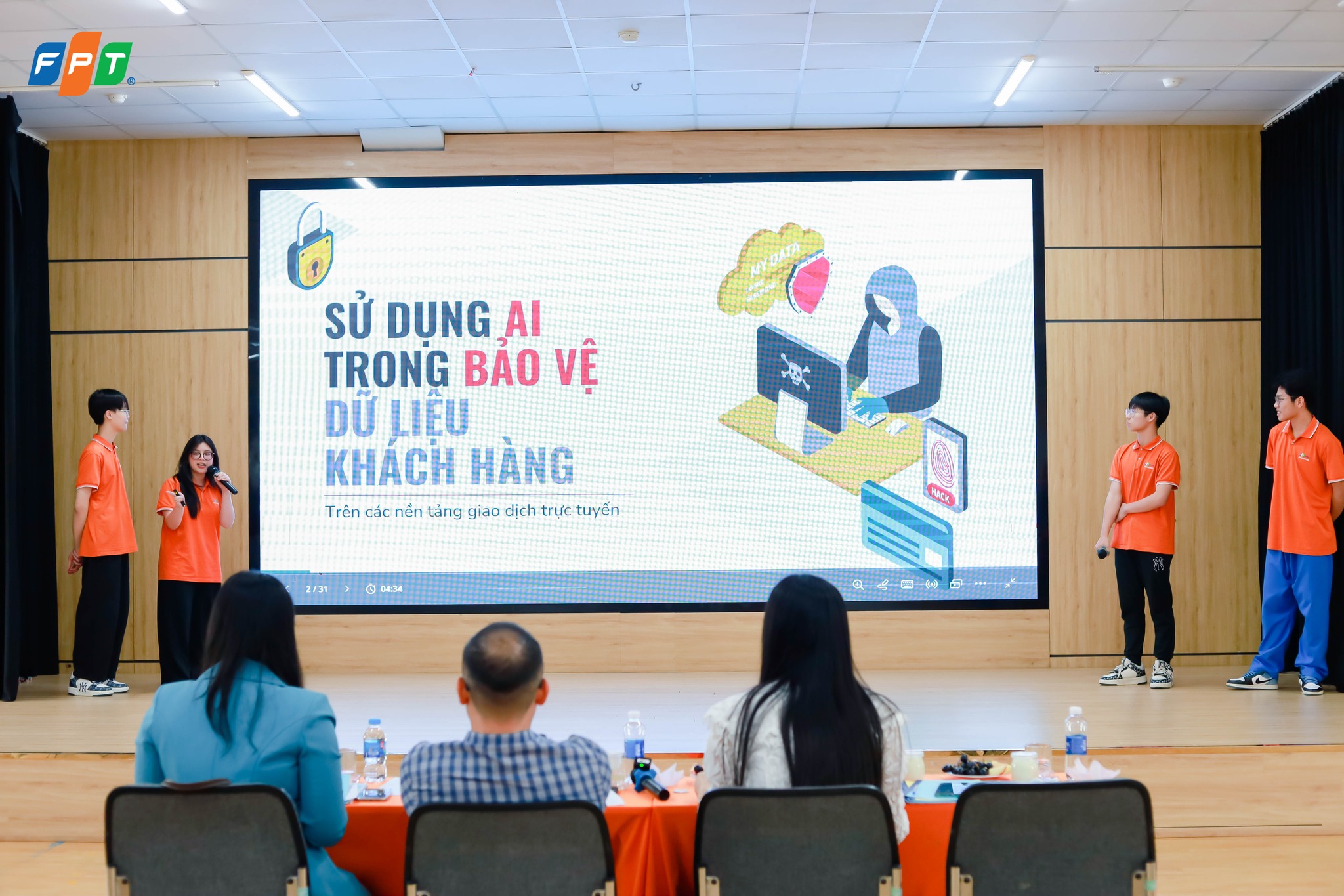 Học sinh FPT School Cầu Giấy khởi nghiệp từ đam mê, trưởng thành qua trải nghiệm tại chung kết FSTART-UP 2025 - FPT Education Học sinh FPT School Cầu Giấy tự tin thuyết trình trong FSTART-UP 2025