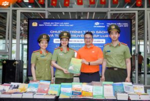 Công an Tỉnh Hà Nam trao tặng hơn 200 quyển sách và tuyên truyền pháp luật "Nói không với ma túy và thuốc lá điện tử" cho FPT School Hà Nam - FPT Education Chương trình tặng sách Nói không với ma túy và thuốc lá điện tử