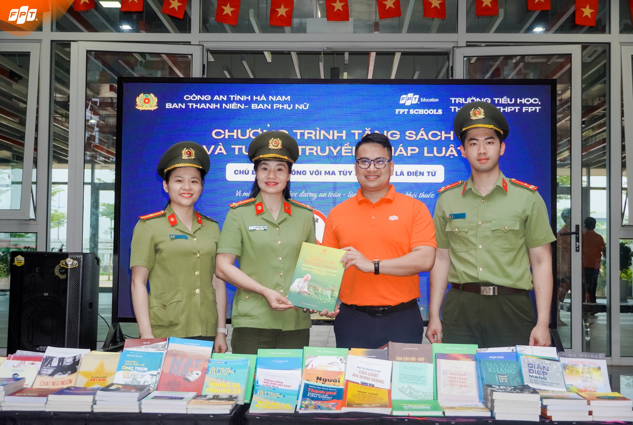 Công an Tỉnh Hà Nam trao tặng hơn 200 quyển sách và tuyên truyền pháp luật "Nói không với ma túy và thuốc lá điện tử" cho FPT School Hà Nam - FPT Education Chương trình tặng sách Nói không với ma túy và thuốc lá điện tử