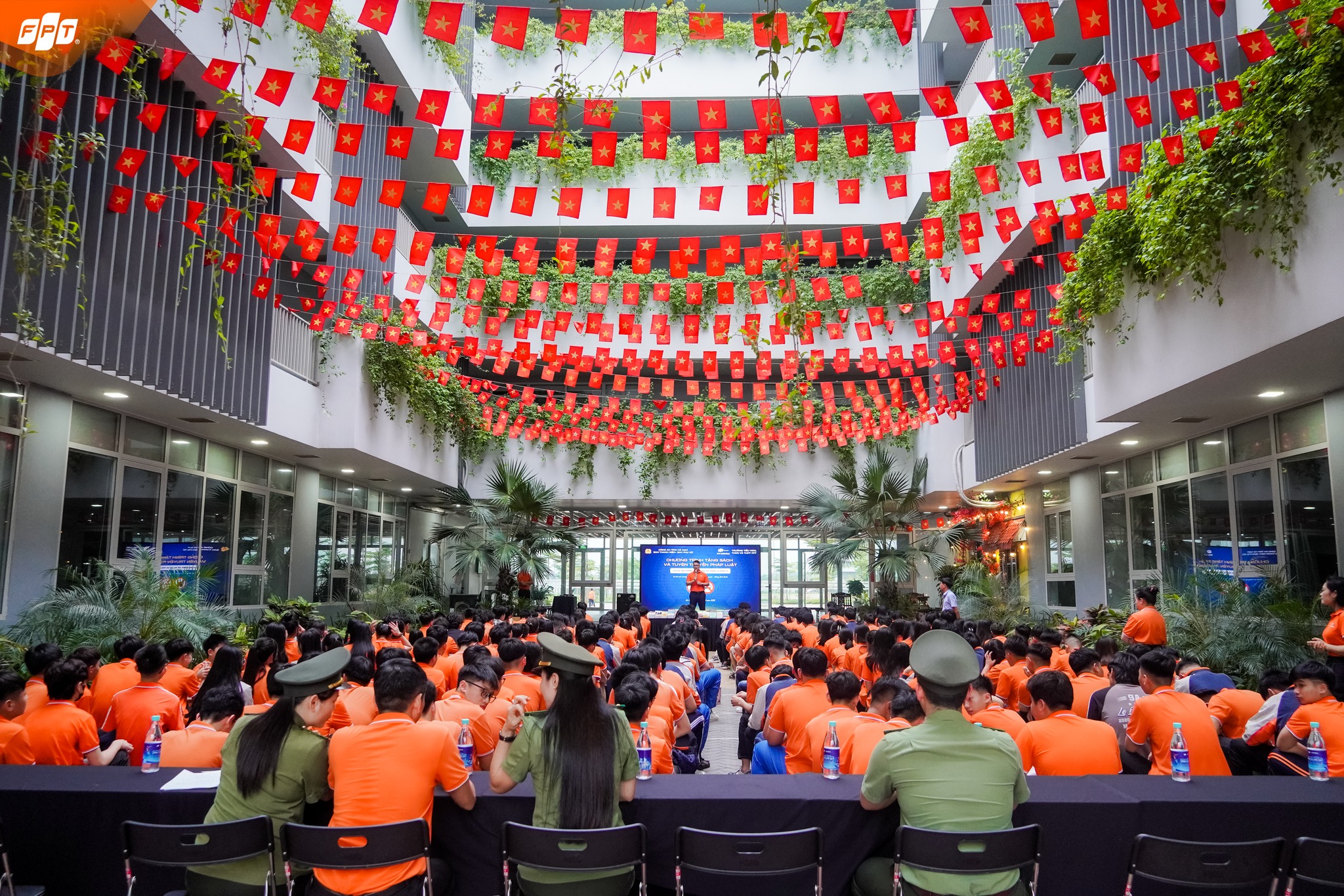 Công an Tỉnh Hà Nam trao tặng hơn 200 quyển sách và tuyên truyền pháp luật "Nói không với ma túy và thuốc lá điện tử" cho FPT School Hà Nam - FPT Education Khách mời của chương trình tại FPT School Hà Nam có sự góp mặt của nhiều cán bộ Công an Tỉnh