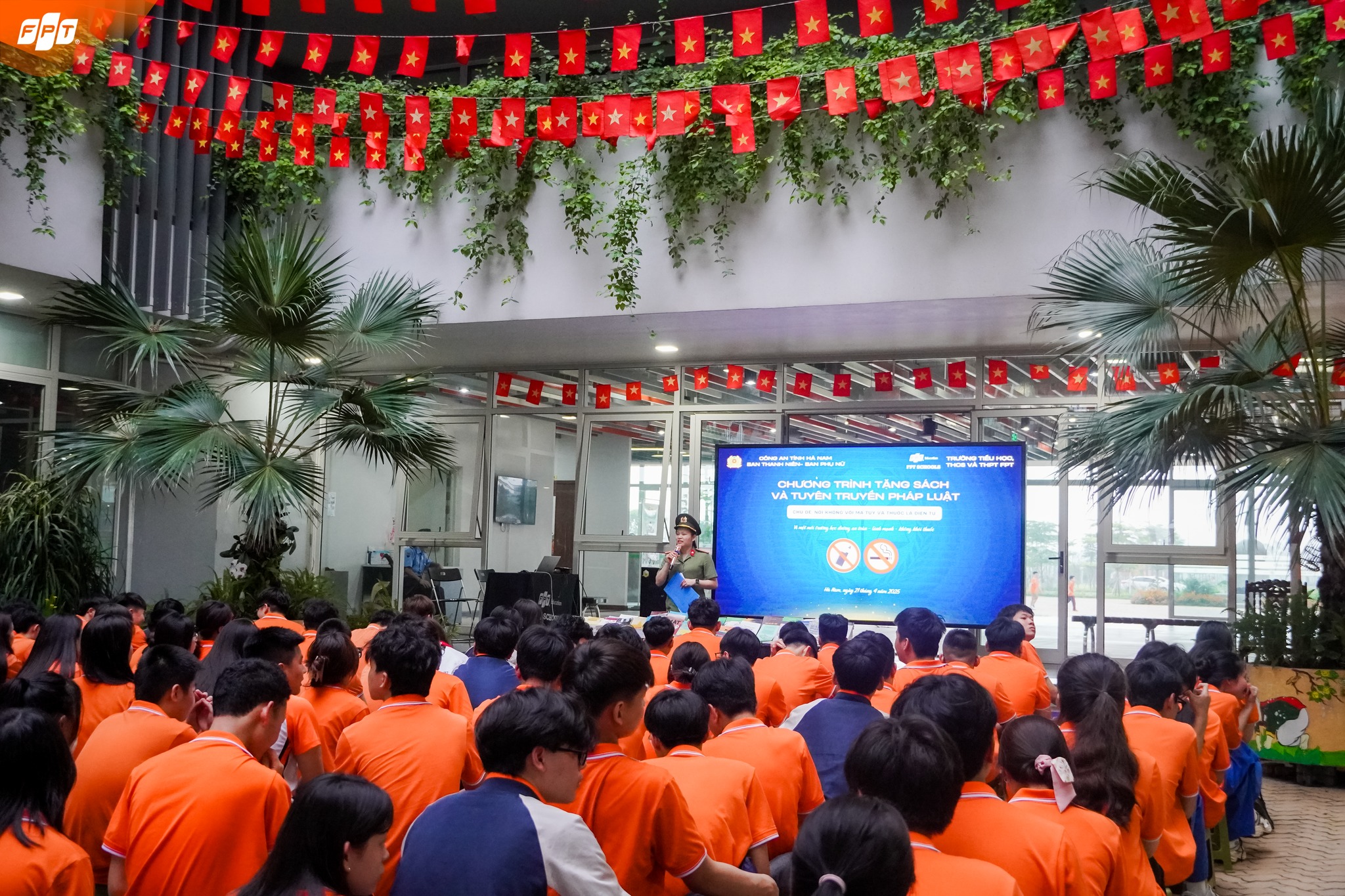 Công an Tỉnh Hà Nam trao tặng hơn 200 quyển sách và tuyên truyền pháp luật "Nói không với ma túy và thuốc lá điện tử" cho FPT School Hà Nam - FPT Education Cán bộ Công an cung cấp cho học sinh tại FPT School Hà Nam nhiều thông tin bổ ích về ma túy và thuốc lá điện tử