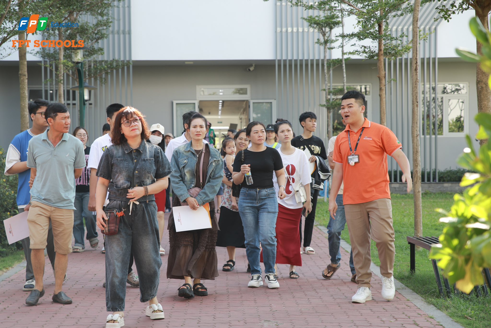 PHỤ HUYNH HỌC SINH LỚP 9 HIỂU RÕ HƠN VỀ TRƯỜNG SAU BUỔI “SCHOOL TOUR” TẠI FPT SCHOOL QUY NHƠN - FPT Education Phụ huynh tham quan cơ sở vật chất hiện đại tại FPT School Quy Nhơn