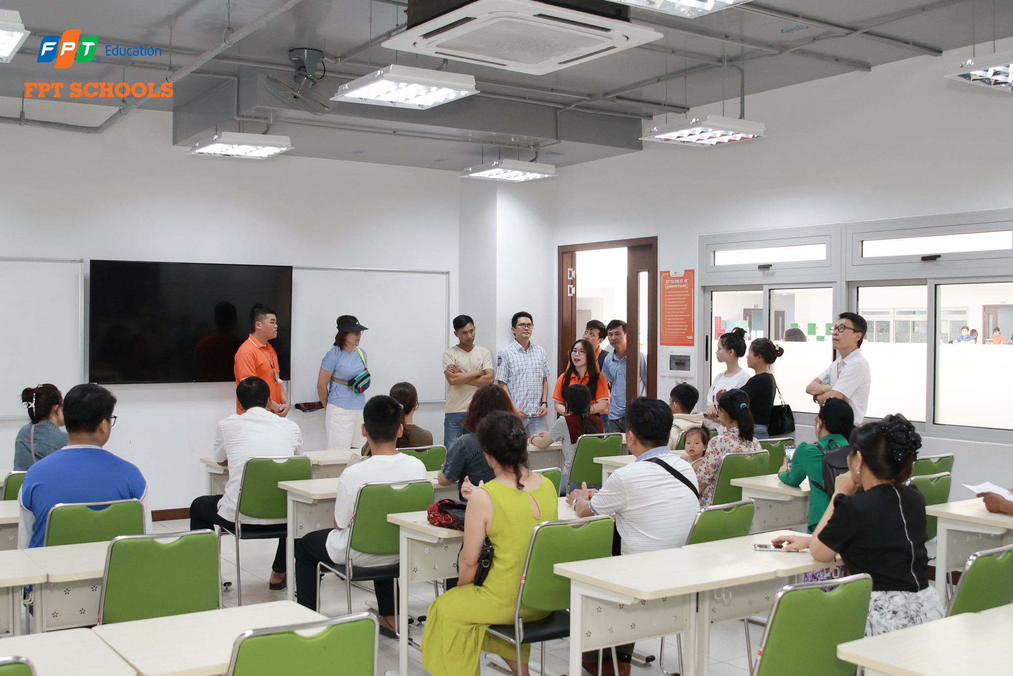 PHỤ HUYNH HỌC SINH LỚP 9 HIỂU RÕ HƠN VỀ TRƯỜNG SAU BUỔI “SCHOOL TOUR” TẠI FPT SCHOOL QUY NHƠN - FPT Education Phụ huynh tham quan lớp học tại FPT School Quy Nhơn