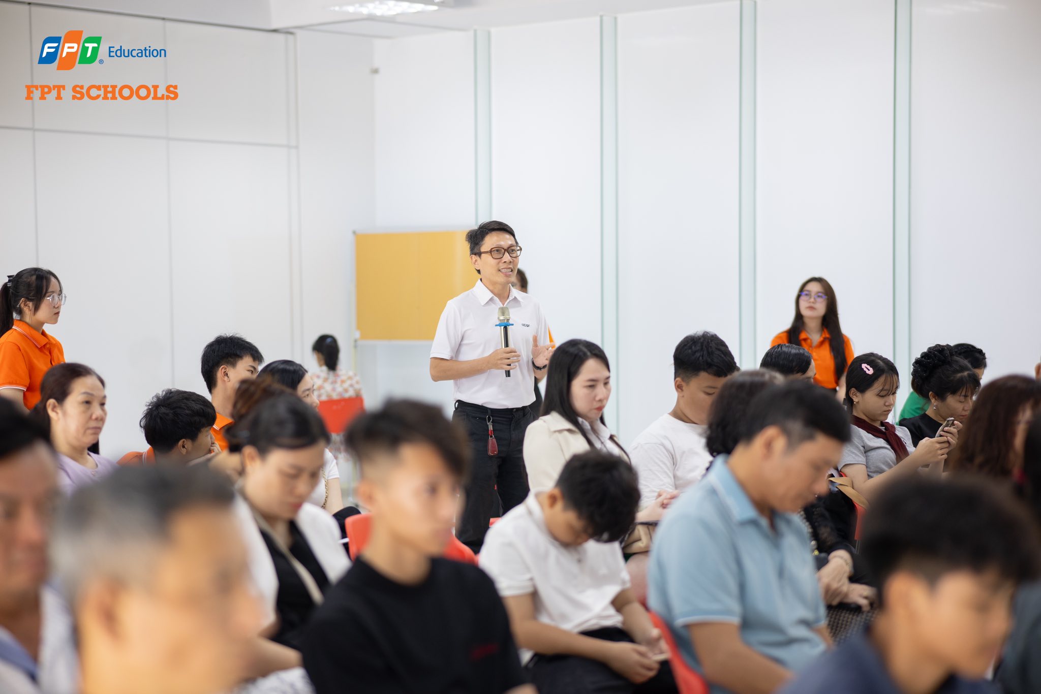 PHỤ HUYNH HỌC SINH LỚP 9 HIỂU RÕ HƠN VỀ TRƯỜNG SAU BUỔI “SCHOOL TOUR” TẠI FPT SCHOOL QUY NHƠN - FPT Education Phụ huynh đặt ra nhiều câu hỏi xoay quanh môi trường học và chương trình học của con