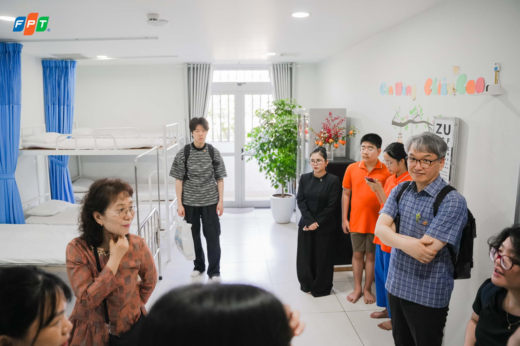 Hợp tác Quốc tế, Trường Tiểu học và THCS FPT Đà Nẵng chung tay nâng tầm sức khoẻ học đường - FPT Education Cán bộ và đối tác tham quan khu vực Y tế tại FPT Schools
