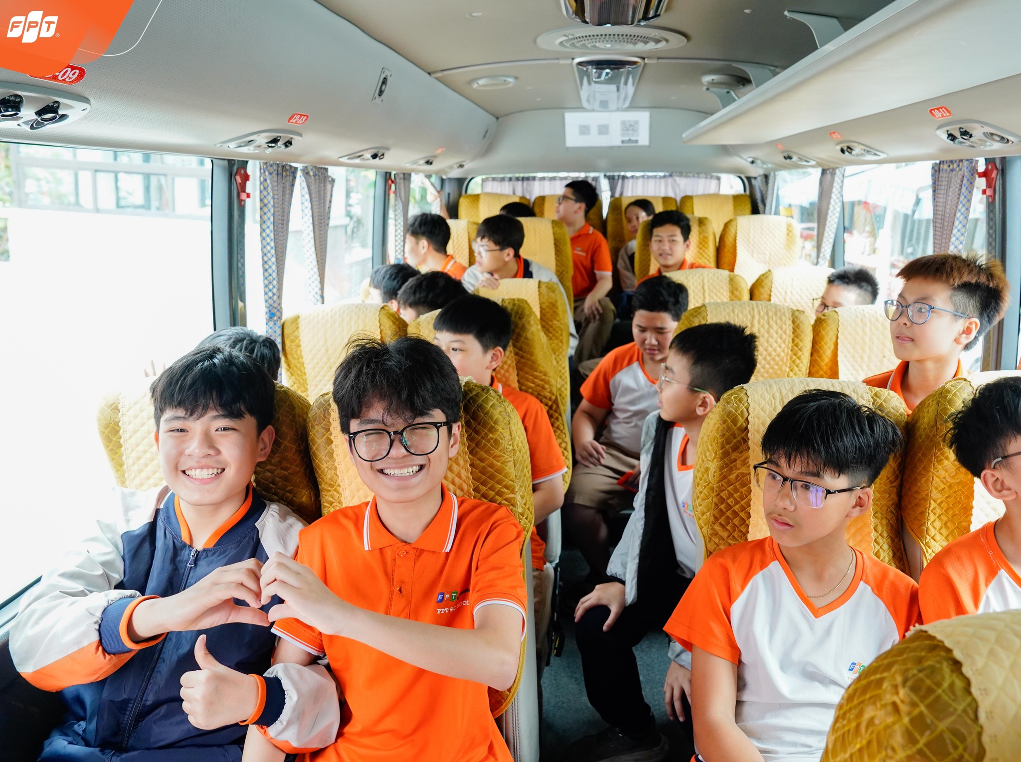 FPT School Hải Phòng Tổ Chức Tập Huấn Kỹ Năng Thoát Hiểm Trên Xe Ô Tô Cho Học Sinh