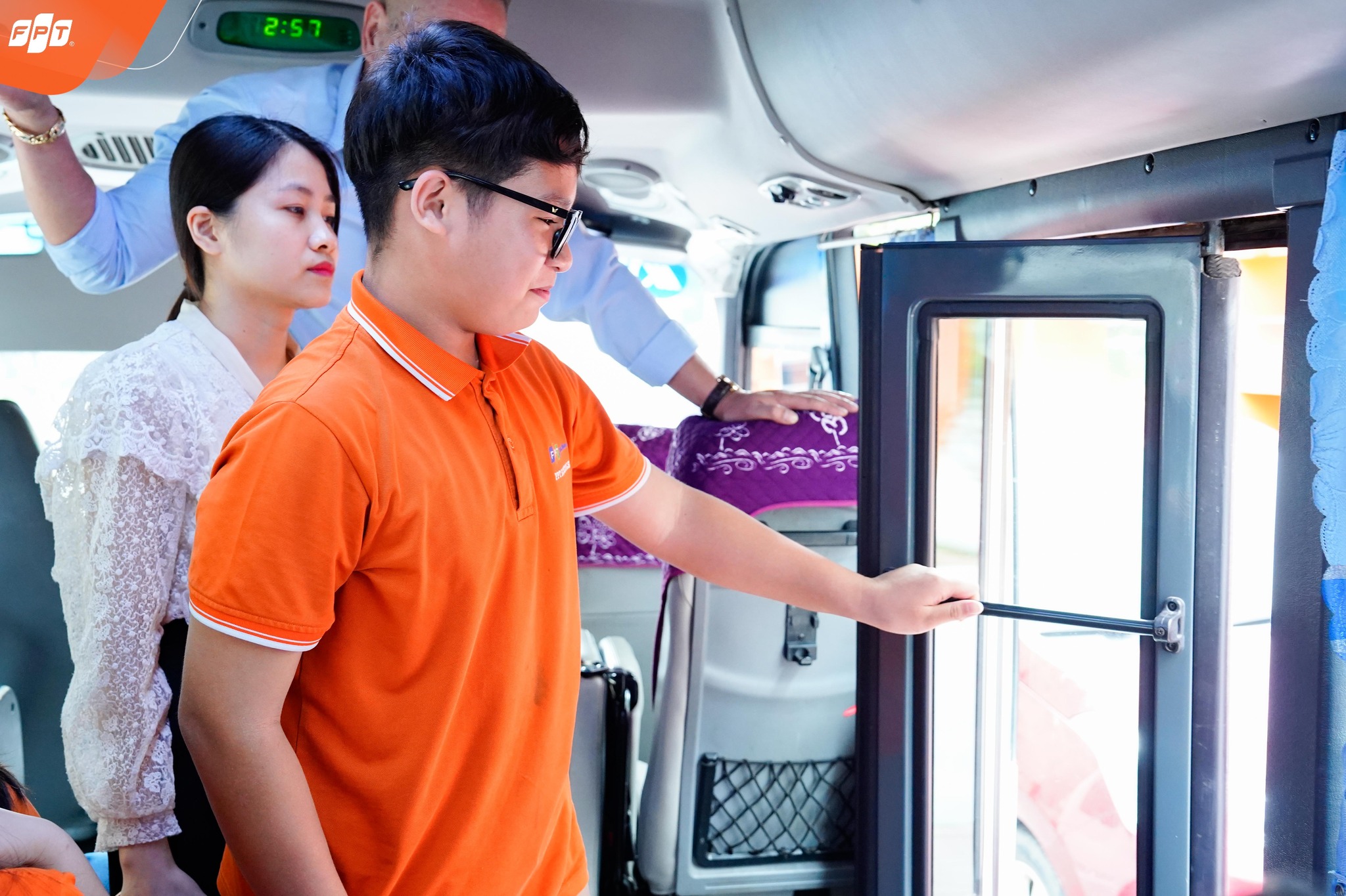 FPT School Hải Phòng Tổ Chức Tập Huấn Kỹ Năng Thoát Hiểm Trên Xe Ô Tô Cho Học Sinh - FPT Education Các con được thực hành quy tắc thoát hiểm khi xe gặp sự cố