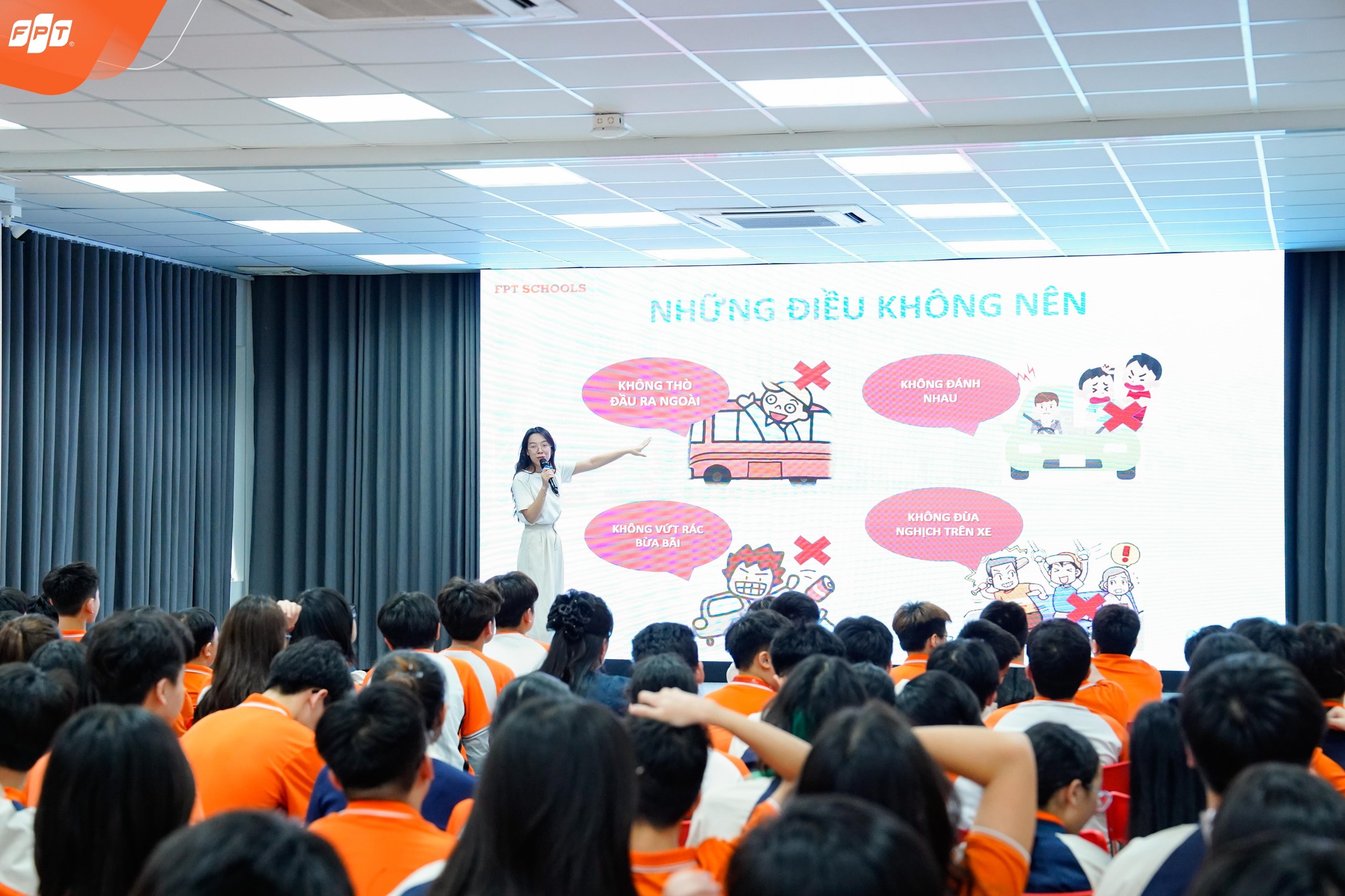 FPT School Hải Phòng Tổ Chức Tập Huấn Kỹ Năng Thoát Hiểm Trên Xe Ô Tô Cho Học Sinh - FPT Education Thầy cô giáo hướng dẫn các con những quy tắc cơ bản khi xe di chuyển