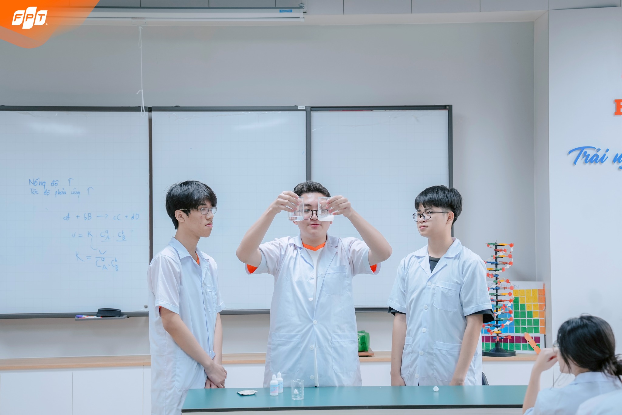 Học sinh FPT Schools chủ động chinh phục kiến thức hóa học với phương pháp tự học hiệu quả - FPT Education Học sinh FPT Schools chủ động chinh phục kiến thức hóa học với phương pháp tự học hiệu quả