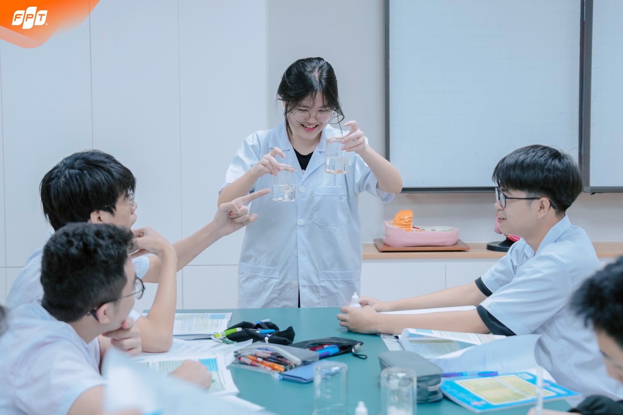 Học sinh FPT Schools chủ động chinh phục kiến thức hóa học với phương pháp tự học hiệu quả - FPT Education Học sinh FPT Schools áp dụng kiến thức lý thuyết vào thực tiễn