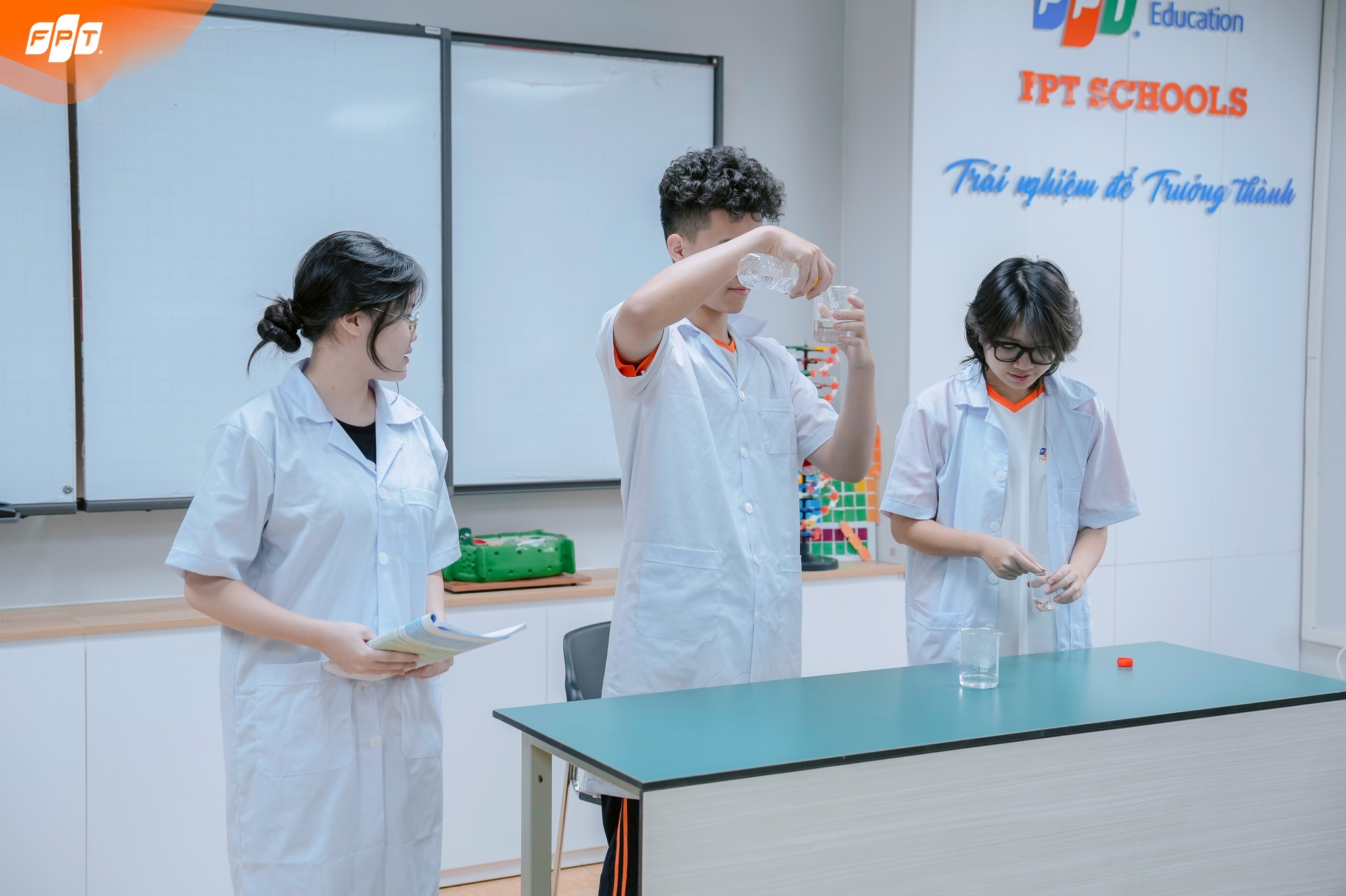 Học sinh FPT Schools chủ động chinh phục kiến thức hóa học với phương pháp tự học hiệu quả - FPT Education Học sinh FPT Schools chủ động chinh phục kiến thức hóa học với phương pháp tự học hiệu quả | FPT Schools