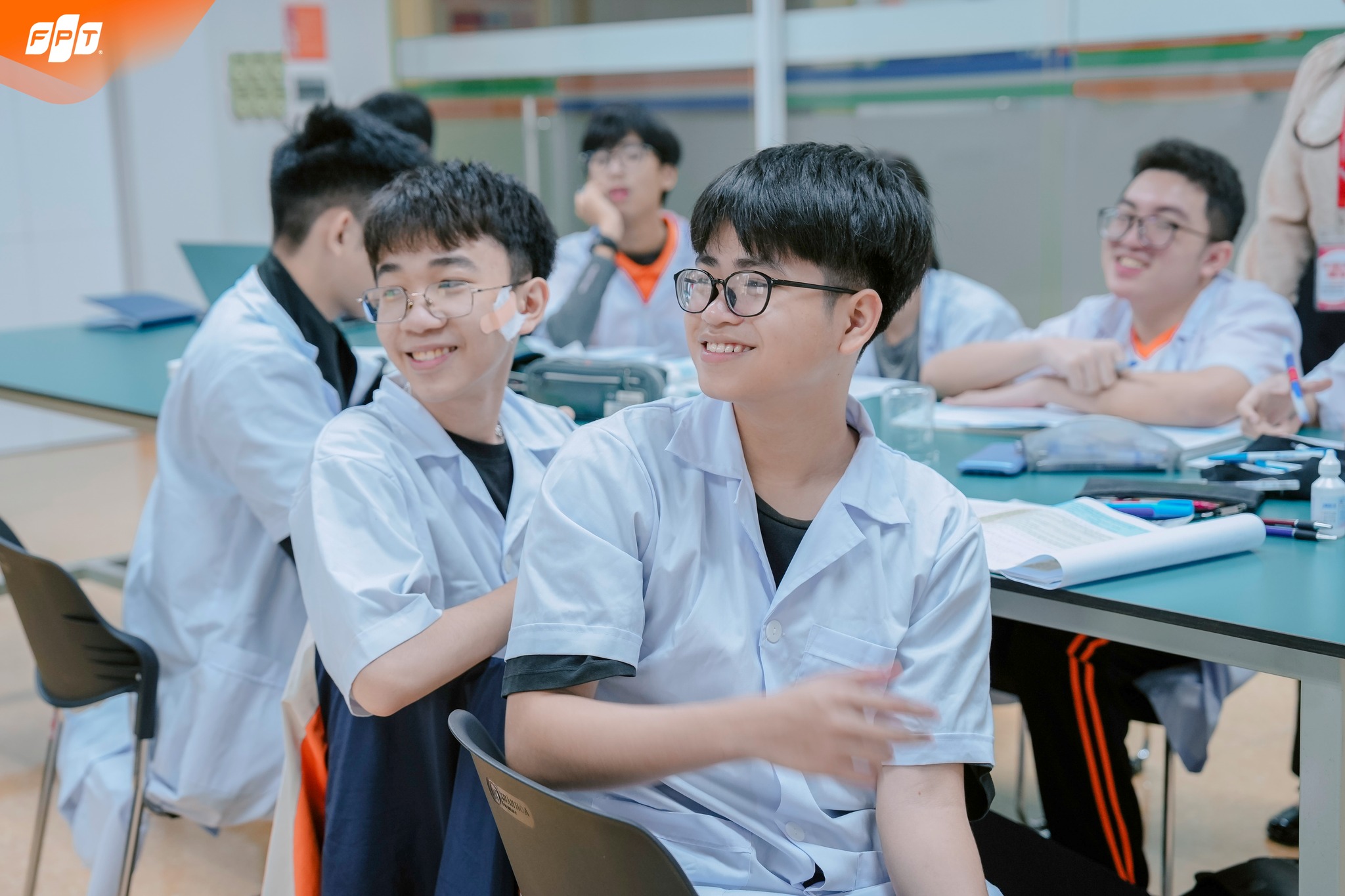 Học sinh FPT Schools chủ động chinh phục kiến thức hóa học với phương pháp tự học hiệu quả - FPT Education Học sinh FPT Schools chủ động chinh phục kiến thức hóa học với phương pháp tự học hiệu quả | FPT Schools