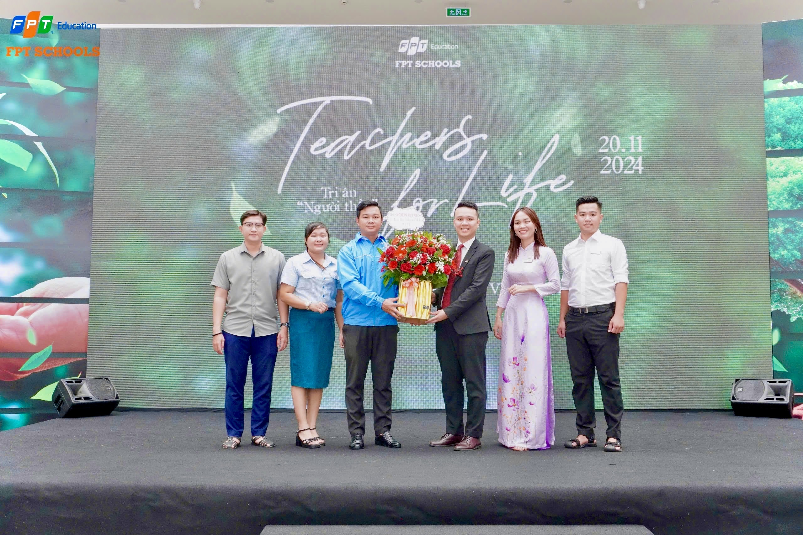 Từ bước lùi táo bạo đến ngọn lửa tiên phong của cô giáo 9X Hệ thống Phổ thông FPT - FPT Education Cô Diễm (áo dài tím) cùng thầy cô trường THPT FPT Quy Nhơn kỉ niệm ngày Nhà giáo Việt Nam