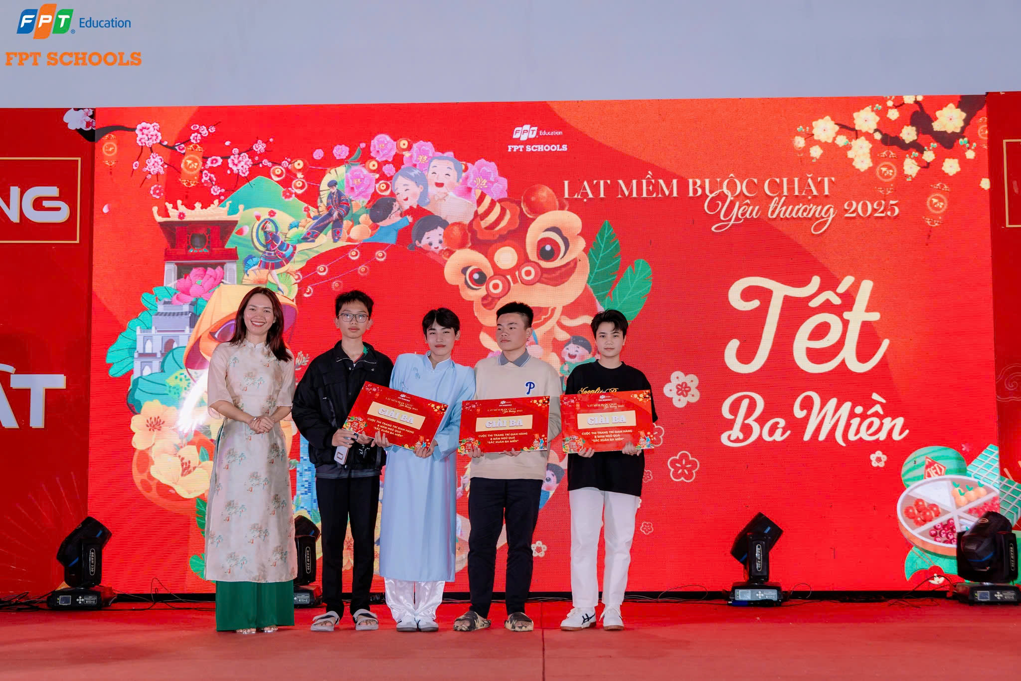 Từ bước lùi táo bạo đến ngọn lửa tiên phong của cô giáo 9X Hệ thống Phổ thông FPT - FPT Education Cô Diễm cùng học sinh tham gia sự kiện tại trường FPT School Quy Nhơn