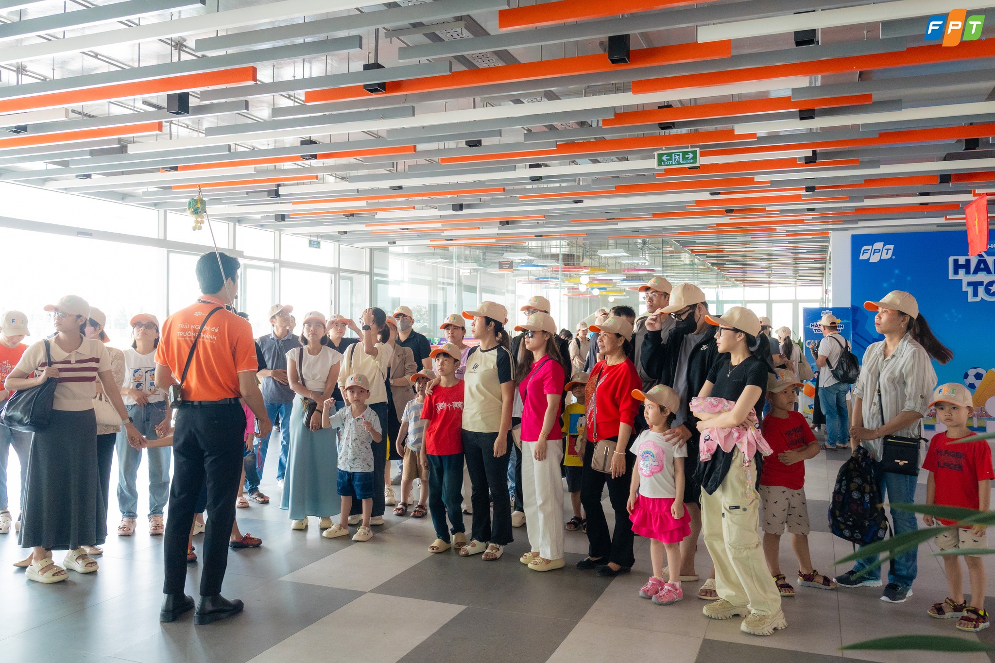 Chương Trình Tham Quan “Khám Phá FPT Schools”: Trải Nghiệm Trực Tiếp – Hiểu Rõ Lựa Chọn Tương Lai - FPT Education Phụ huynh quan các cơ sở vật chất tại FPT Schools