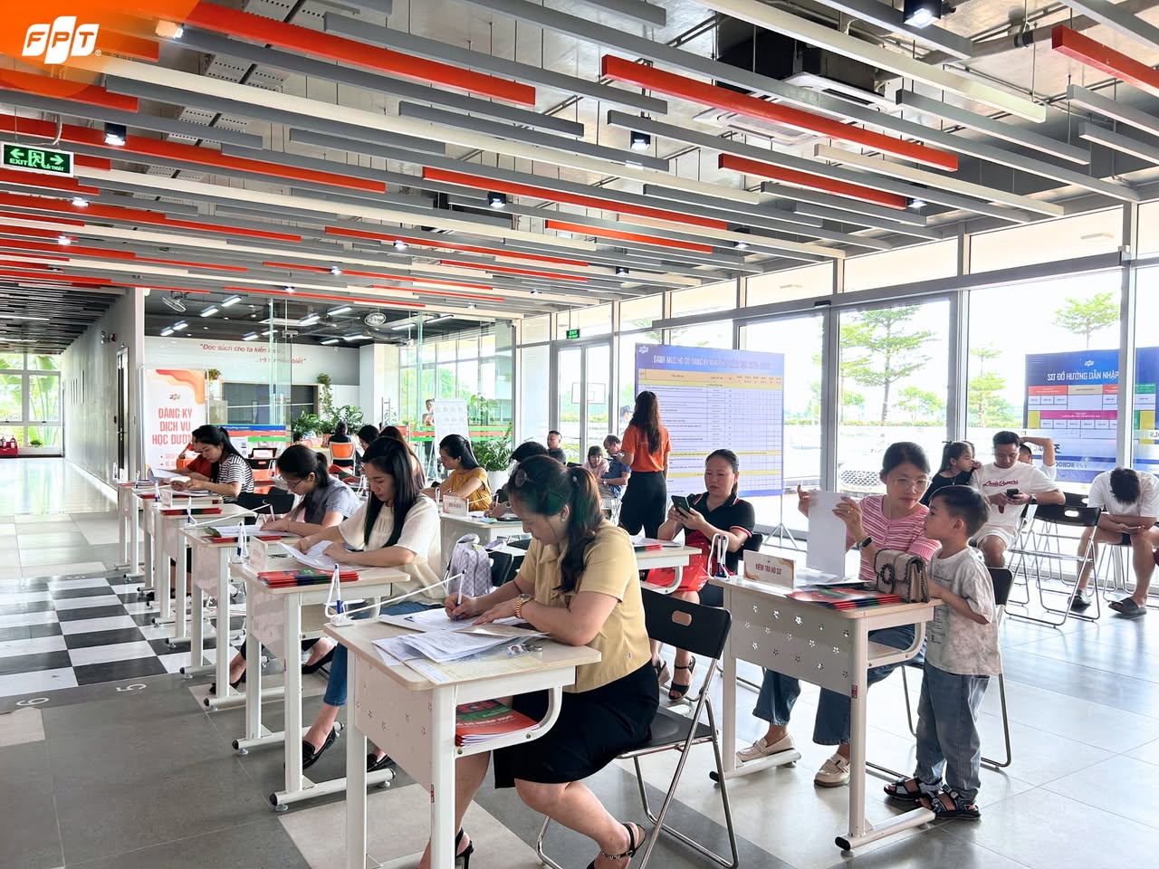 Không khí thu hồ sơ nhập học năm 2025 - 2026 tại Trường Tiểu học, THCS và THPT FPT Hà Nam - FPT Education Không khí thu hồ sơ nhập học năm 2025–2026 tại Trường Tiểu học, THCS và THPT FPT Hà Nam