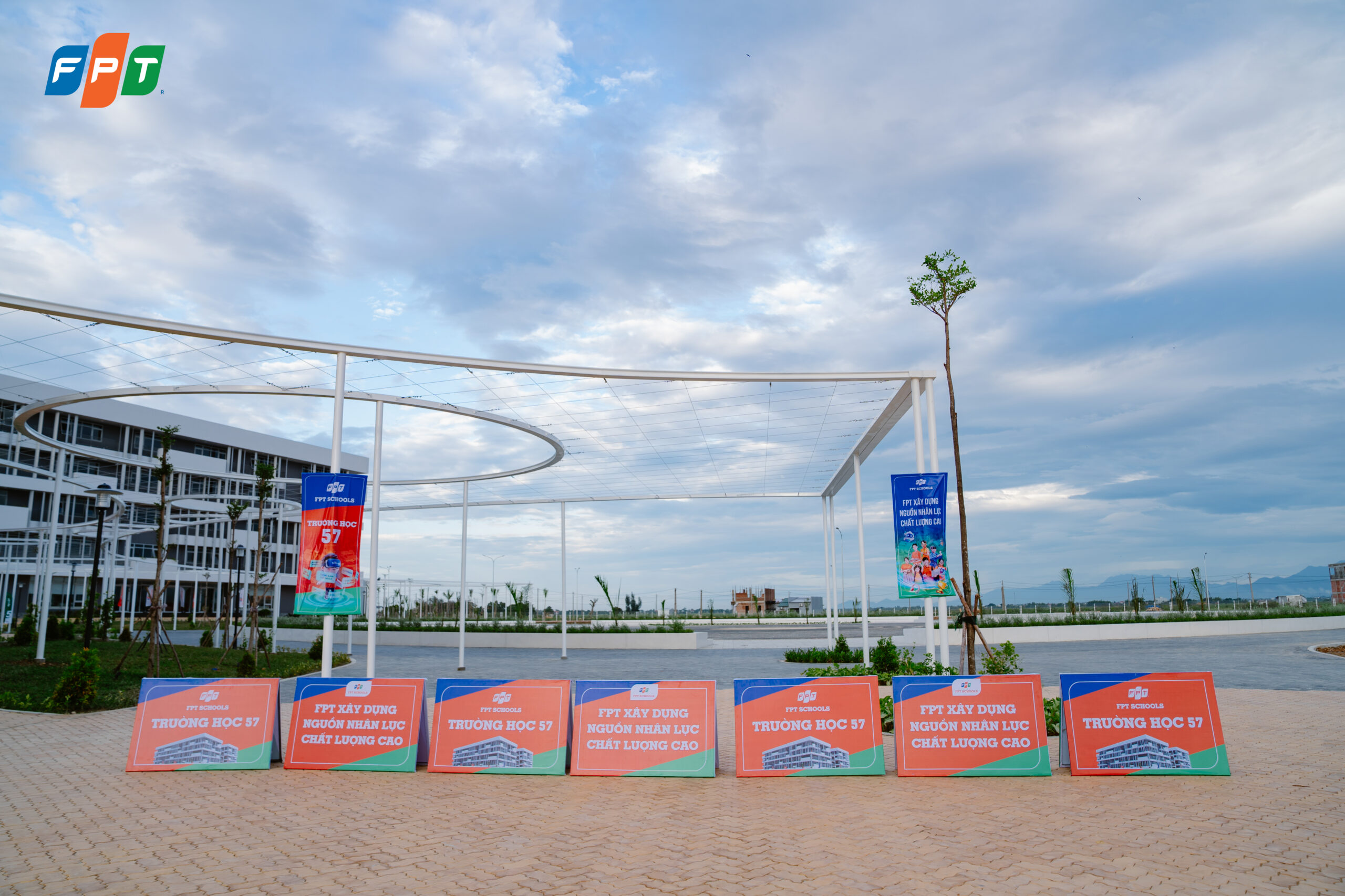 Phó Thủ Tướng thường trực Chính phủ Nguyễn Hoà Bình thăm tổ hợp giáo dục FPT tại Huế - FPT Education Phó Thủ Tướng thường trực Chính phủ Nguyễn Hoà Bình thăm tổ hợp giáo dục FPT tại Huế | FPT Schools