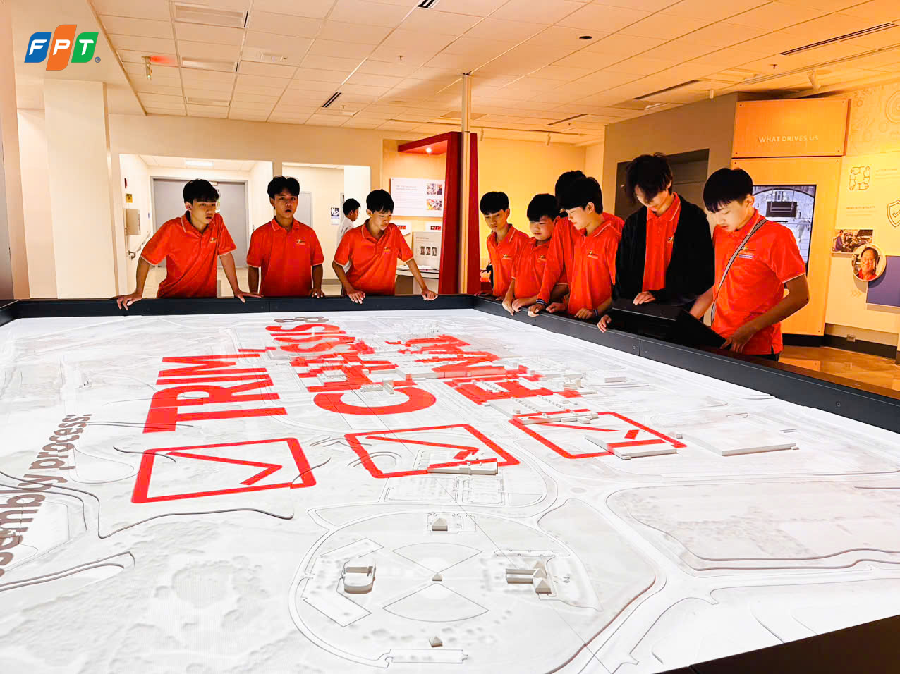 Học sinh FPT Schools khám phá "Hành trình công nghệ không giới hạn" tại nhà máy Toyota MỸ - FPT Education Học sinh FPT Schools khám phá "Hành trình công nghê không giới hạn" tại nhà máy Toyota MỸ