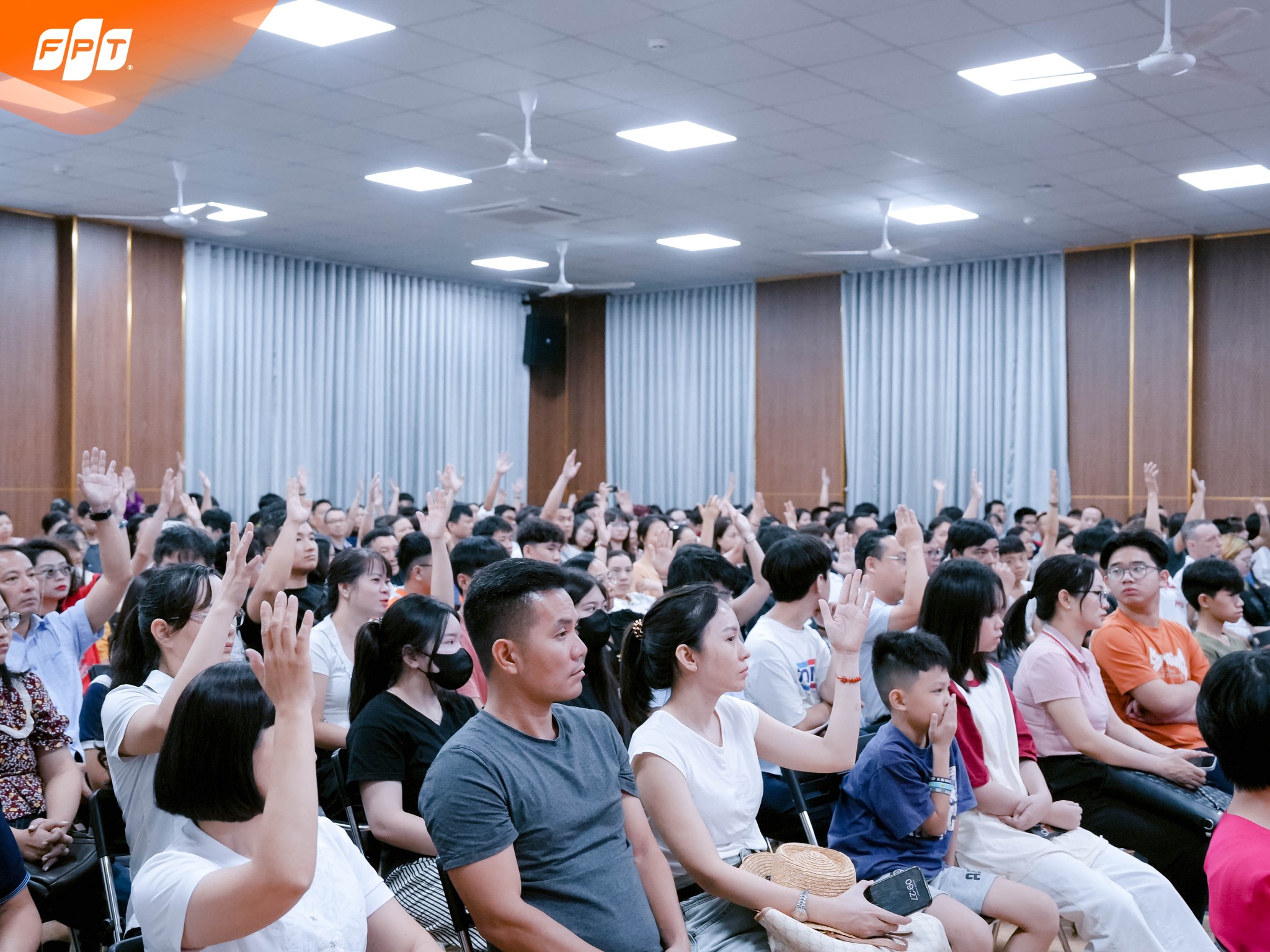 ĐÔNG ĐẢO PHỤ HUYNH VÀ HỌC SINH THAM DỰ HỘI THẢO "ĐỊNH HƯỚNG HỌC TẬP VÀ LỰA CHỌN TỔ HỢP MÔN NĂM HỌC 2025 - 2026"