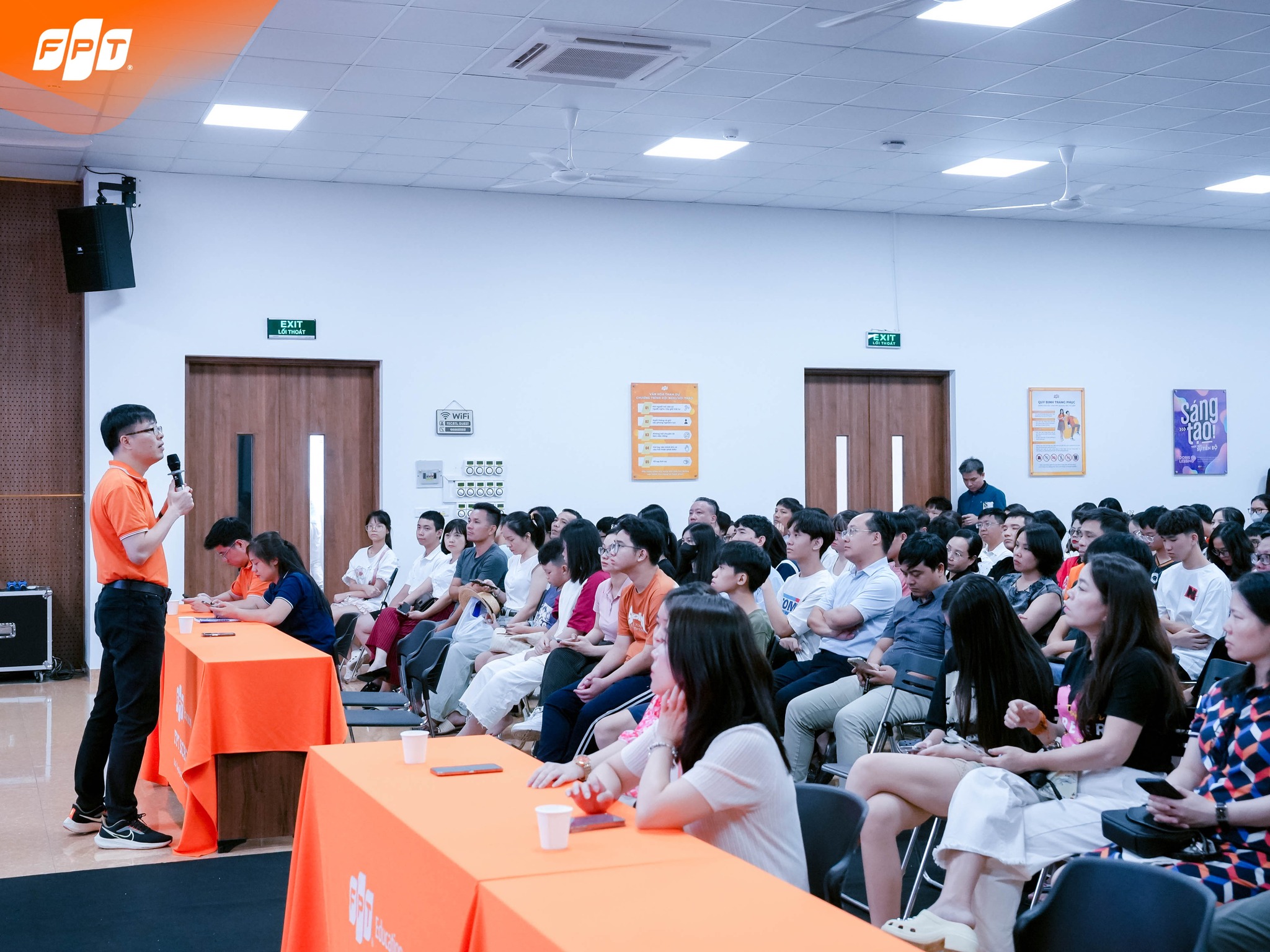 ĐÔNG ĐẢO PHỤ HUYNH VÀ HỌC SINH THAM DỰ HỘI THẢO "ĐỊNH HƯỚNG HỌC TẬP VÀ LỰA CHỌN TỔ HỢP MÔN NĂM HỌC 2025 - 2026"