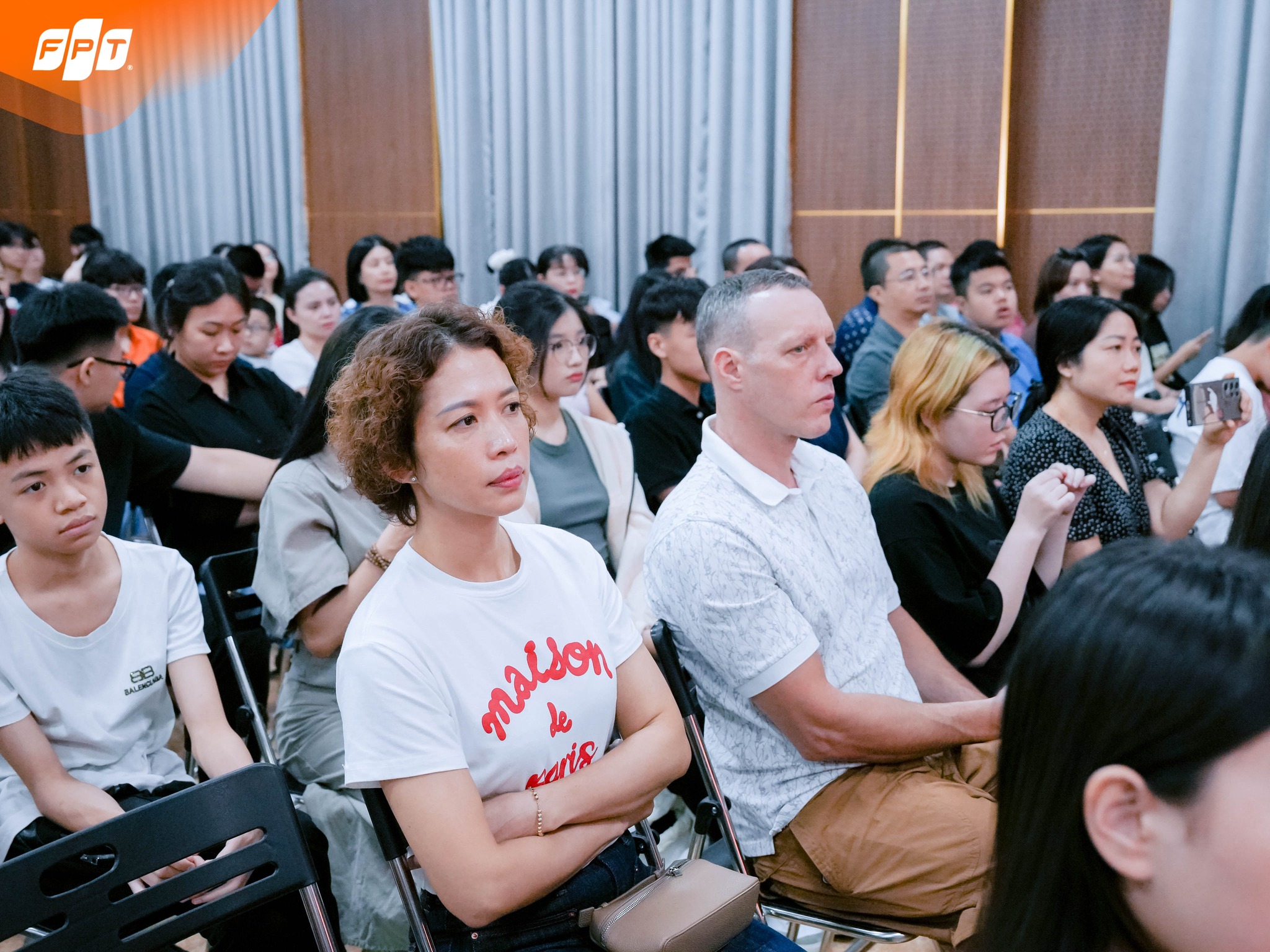 ĐÔNG ĐẢO PHỤ HUYNH VÀ HỌC SINH THAM DỰ HỘI THẢO "ĐỊNH HƯỚNG HỌC TẬP VÀ LỰA CHỌN TỔ HỢP MÔN NĂM HỌC 2025 - 2026"