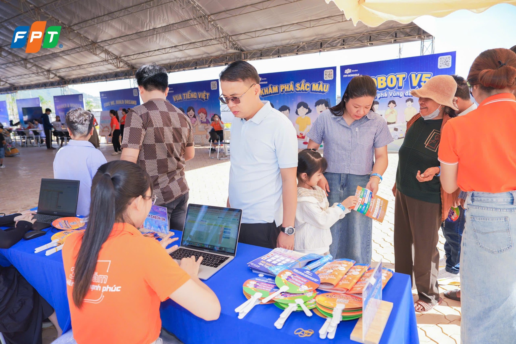 HƠN 500 PHỤ HUYNH VÀ HỌC SINH THAM GIA NGÀY HỘI TRẢI NGHIỆM TẠI FPT SCHOOL LONG VÂN - FPT Education HƠN 500 PHỤ HUYNH VÀ HỌC SINH THAM GIA NGÀY HỘI TRẢI NGHIỆM TẠI FPT SCHOOL LONG VÂN