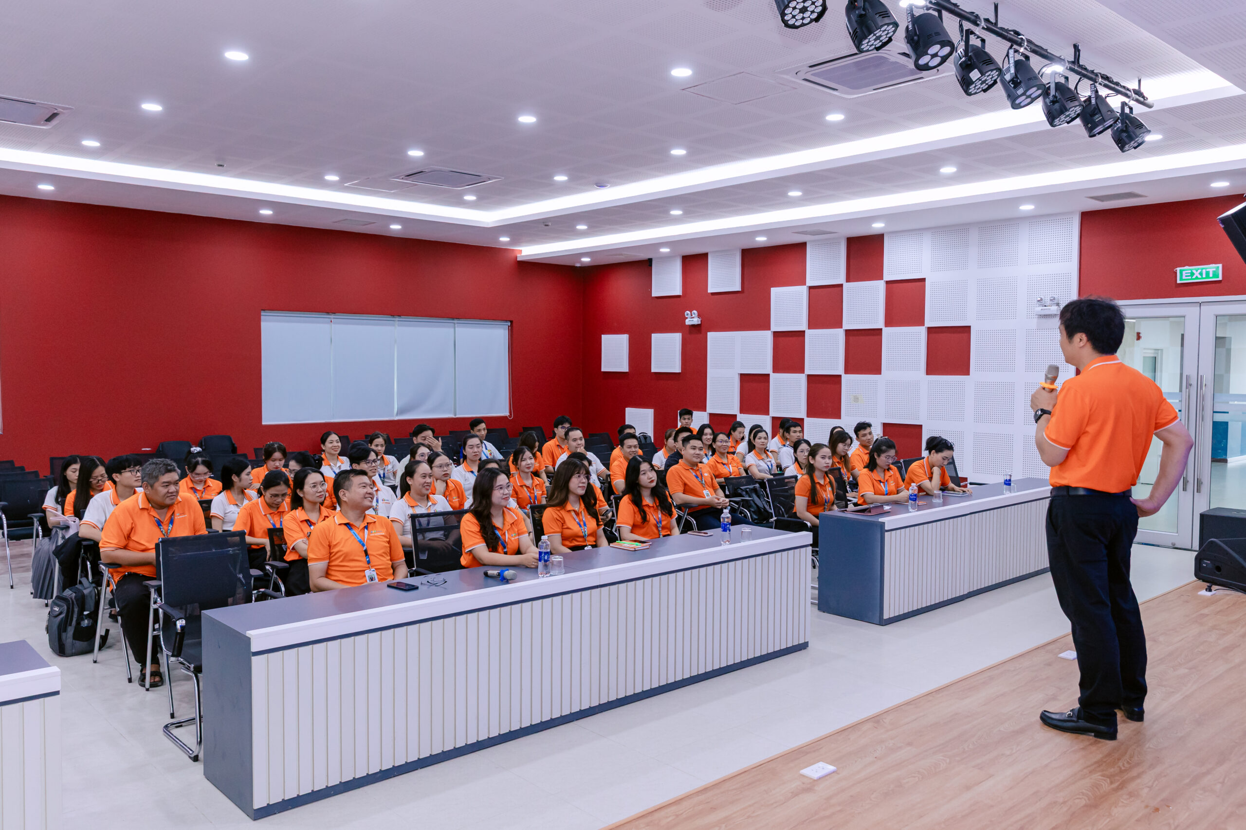 Tổng Giám đốc FPT "tiếp lửa" văn hóa cho CBGV FPT School Huế | FPT Schools