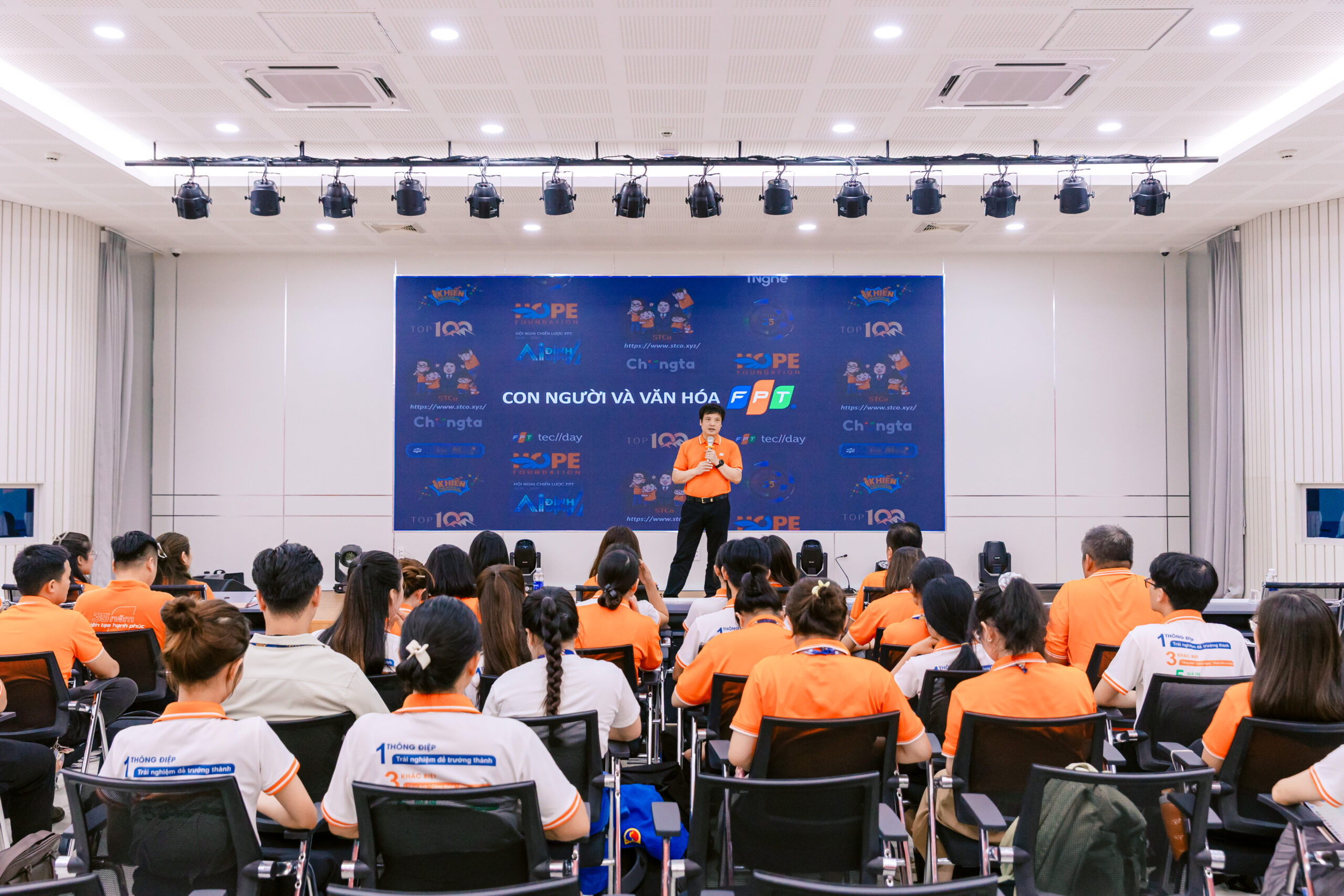 Tổng Giám đốc FPT "tiếp lửa" văn hóa cho CBGV FPT School Huế | FPT Schools