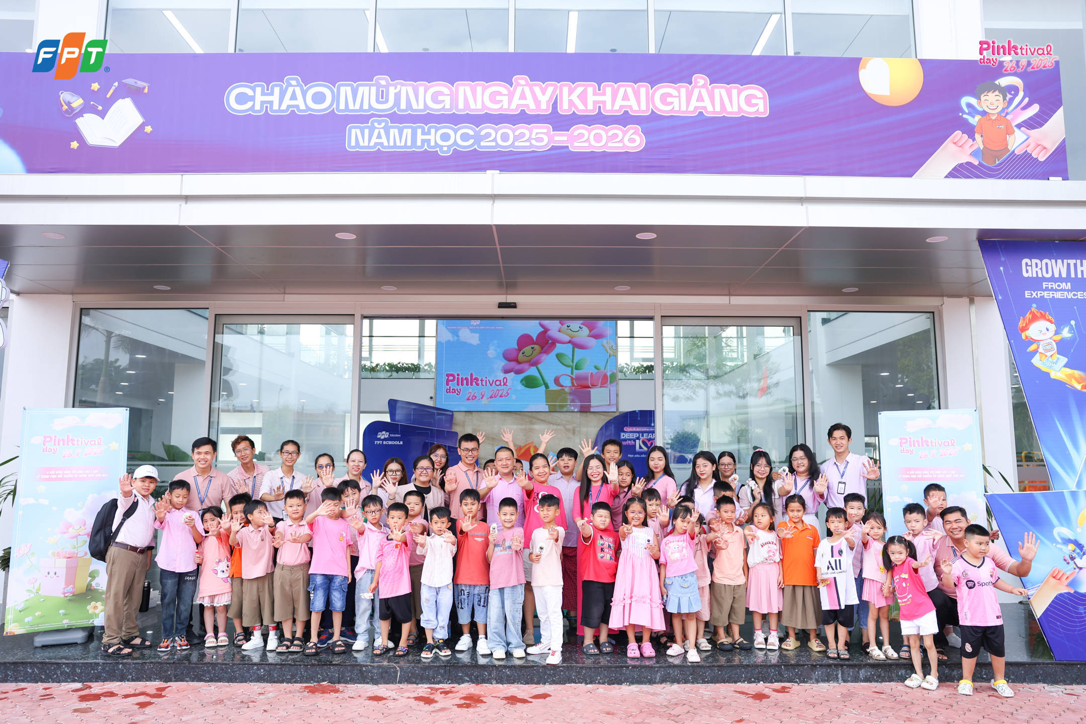 Pinktival Day FPT School Sóc Trăng – Ngày hội hồng rực rỡ, ngọt ngào và cá tính - FPT Education Khoảnh khắc thầy trò cùng hòa mình trong “biển hồng” ngày hội Pinktival Day